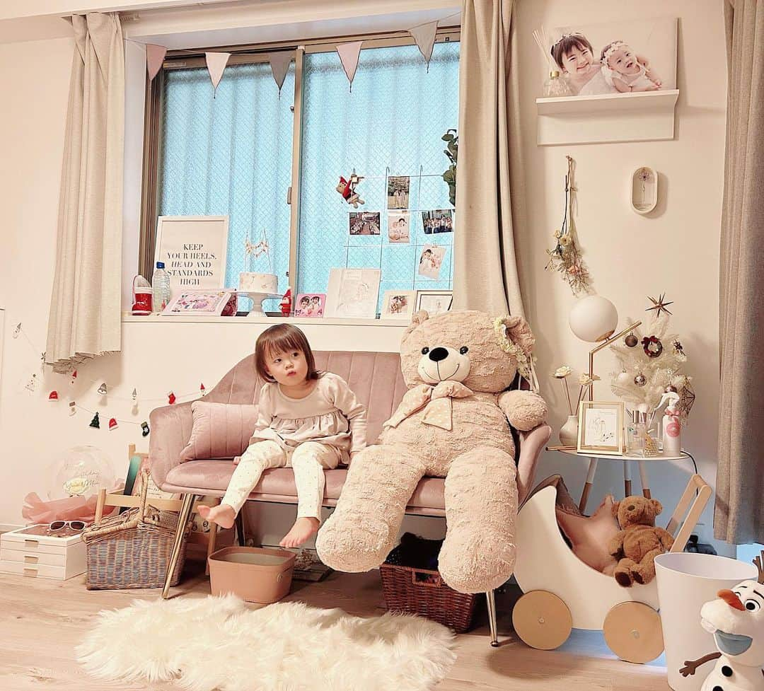 mariomi324のインスタグラム：「子供部屋にもツリー飾った🎄 去年のスリコの🤗 ⭐︎ ホワイト×くすみピンク のお部屋💕 私の癒し🥺🥺🥺🫶 ✳︎ ✳︎ ✳︎ ✳︎ #子供部屋 #kidsroom  #おうち時間 #クリスマスツリー #クリスマス準備 #クリスマス雑貨 #インテリア雑貨 #christmas #christmastree #クリスマスオーナメント #interior #マイホーム #マイホーム記録  #マイホーム購入 #マンション購入 #インテリア好きな人と繋がりたい  #マイホームアカウントの方と繋がりたい  #マイホームアカウント  #中古マンションリノベーション #中古マンション購入 #マンション #マンションリノベーション」