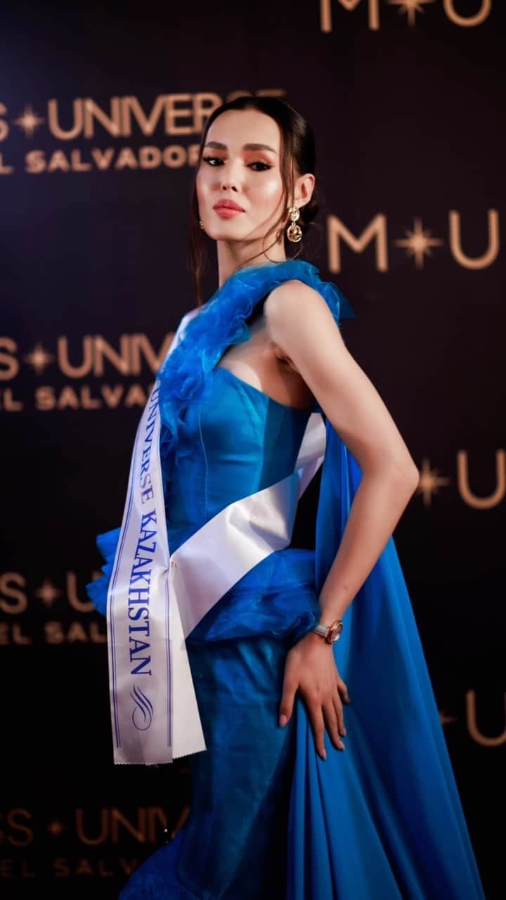 イリス・ミトゥネールのインスタグラム：「Redcarpet glam at the #72ndMissUniverse Welcome Event. ✨  Stay tuned to see tonight’s looks at the Gala dinner 😉  #missuniverse #72ndmissuniverse #welcomeevent #redcarpet #eveningglam」