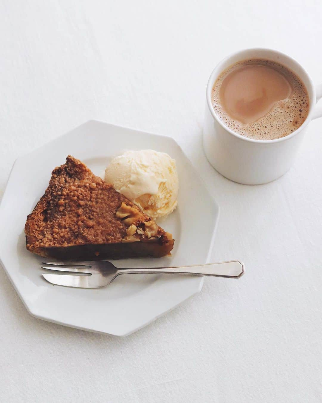 樋口正樹のインスタグラム：「Today's breakfast 🍎  今朝はアップルパイとチャイ。 バニラアイスのせてますけど、 これでもいちおう朝の温活中🔥  . #朝菓子 #グラニースミス #グラニースミスアップルパイ #アップルパイ #ホットチャイ #applepie #hotchai」