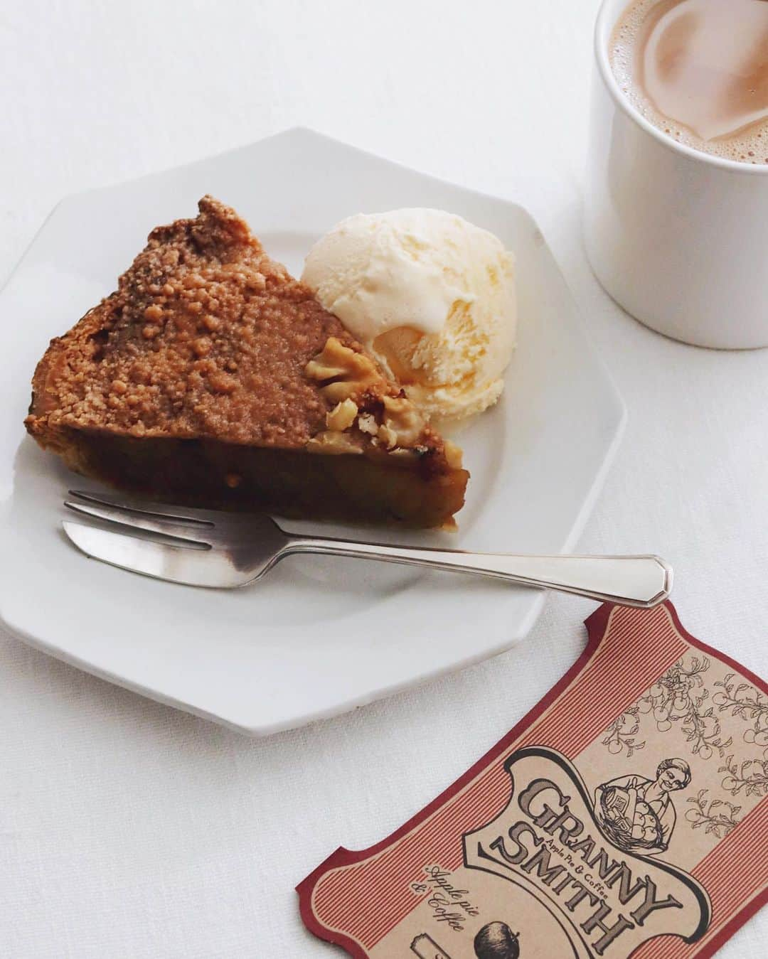 樋口正樹さんのインスタグラム写真 - (樋口正樹Instagram)「Today's breakfast 🍎  今朝はアップルパイとチャイ。 バニラアイスのせてますけど、 これでもいちおう朝の温活中🔥  . #朝菓子 #グラニースミス #グラニースミスアップルパイ #アップルパイ #ホットチャイ #applepie #hotchai」11月11日 7時58分 - higuccini