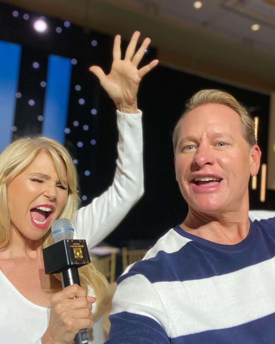 クリスティ・ブリンクリーのインスタグラム：「Singing the praises of my co-host @carsonkressley @americanhumane  @herodogawards」