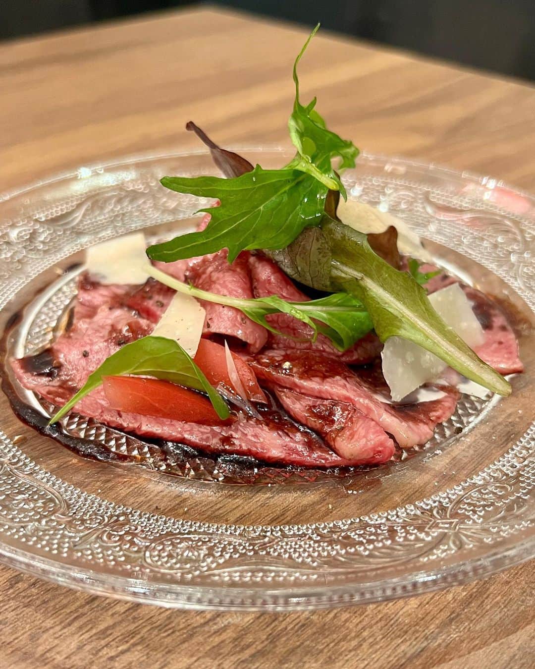 福岡グルメ 福岡ランチ「デビログ」さんのインスタグラム写真 - (福岡グルメ 福岡ランチ「デビログ」Instagram)「平尾にある『炭火焼肉バル AGITO HIRAO』の新しい業態『エニグマキッチン』に行ってきたよ。 場所は『AGITO HIRAO』内で、洋風肉料理をメインにしたメニューを食べることができる。 『エニグマキッチン』の営業時間は日曜日の16:00～23:00 LOと、火曜〜土曜の21:00〜0:00 LOだから、平日の21:00からは『AGITO HIRAO』と『エニグマキッチン』の両方のメニューを食べることができるのだ。  忙しくなければ、ボリューム控えめの小サイズにも対応してくれるらしい。  「牛ハラミのステックフリット」2189円 (今回は小サイズ1,419円) 食感の良い牛ハラミとフライドポテトの盛り合わせ。自家製エスカルゴバターとポメリーソースの相性が素晴らしい。  「牛挽肉のアランチーニ」539円は、シチリア名物のライスコロッケらしい。カリッとした衣と中に入っているリゾット、チーズ、挽肉のバランスが最高。これはオススメ！  「TOKYO X のヒレカツ ひんぎゃの塩で」2,189円(今回は小サイズ1,419円) なかなか福岡では手に入りにくい「TOKYO X」のヒレカツは柔らかくて美味いよ。伊豆諸島最南端の青ヶ島産「ひんぎゃの塩」が合う。 入荷されない時もあるらしいので、ある時は是非食べてほしい。  「サルシッチャ風牛タンとフレッシュトマトのペペロンチーノ」1,529円 (今回は小サイズ1,089円) 味付けした牛タンの挽き肉をサルシッチャ(生ソーセージ)に見立てたオリジナルパスタらしい。肉の旨味とニンニクの香ばしさがクセになるよ。  「伊万里牛クリミのカルパッチョ」1,969円（今回は小サイズ1,309円) 伊万里牛クリミは柔らかくて旨味があるよ。ソースは特製バルサミコソースで、カシスリキュールと醤油が隠し味らしい。  「スカーリアさんのアンチョビキャベツ」429円は、ミシュラン３ツ星レストランでも使用される上質なアンチョビを使用したもの。 ニンニクとアンチョビで酒がすすむ一品やね。  「自家製とろける生チョコ」429円 生クリームをたっぷり使用した生チョコは、口の中でとろける！  ▶エニグマキッチン @enigma_kitchen 福岡市中央区平尾2-15-1 (炭火焼肉バル AGITO HIRAO内) 092-707-2989 (炭火焼肉バル AGITO HIRAO) 日曜 16:00～23:00 LO 火曜〜土曜 21:00〜0:00 LO 定休日：月曜＋不定休  #Fukuoka Gourmet ``Enigma Kitchen'' is a new business form of ``Charcoal-grilled Yakiniku Bar AGITO HIRAO'' where you can enjoy a menu centered on Western-style meat dishes.  #후쿠오카 '에니그마 키친'은 '숯불 불고기 발 AGITO HIRAO'의 신업태로 서양식 고기 요리를 메인으로 한 메뉴를 먹을 수 있다.  #福岡美食 「Enigma Kitchen」是「炭烤烤肉吧AGITO HIRAO」的新業態，提供以西式肉類菜餚為主的菜單。  #福岡グルメ #福岡ディナー #平尾グルメ #平尾ディナー #エニグマキッチン #enigmakitchen #アギト新業態」11月11日 7時53分 - devi_takahashi