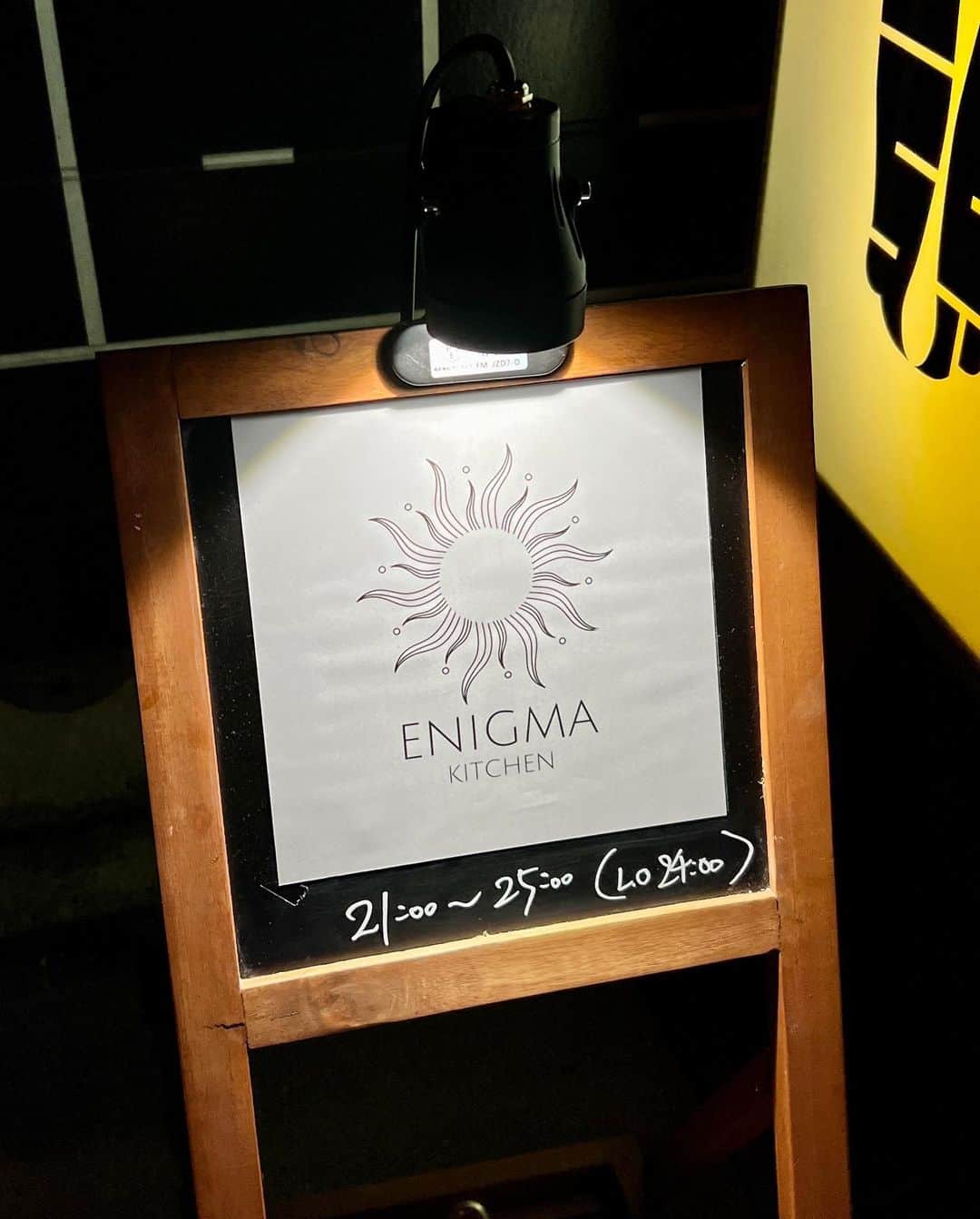 福岡グルメ 福岡ランチ「デビログ」さんのインスタグラム写真 - (福岡グルメ 福岡ランチ「デビログ」Instagram)「平尾にある『炭火焼肉バル AGITO HIRAO』の新しい業態『エニグマキッチン』に行ってきたよ。 場所は『AGITO HIRAO』内で、洋風肉料理をメインにしたメニューを食べることができる。 『エニグマキッチン』の営業時間は日曜日の16:00～23:00 LOと、火曜〜土曜の21:00〜0:00 LOだから、平日の21:00からは『AGITO HIRAO』と『エニグマキッチン』の両方のメニューを食べることができるのだ。  忙しくなければ、ボリューム控えめの小サイズにも対応してくれるらしい。  「牛ハラミのステックフリット」2189円 (今回は小サイズ1,419円) 食感の良い牛ハラミとフライドポテトの盛り合わせ。自家製エスカルゴバターとポメリーソースの相性が素晴らしい。  「牛挽肉のアランチーニ」539円は、シチリア名物のライスコロッケらしい。カリッとした衣と中に入っているリゾット、チーズ、挽肉のバランスが最高。これはオススメ！  「TOKYO X のヒレカツ ひんぎゃの塩で」2,189円(今回は小サイズ1,419円) なかなか福岡では手に入りにくい「TOKYO X」のヒレカツは柔らかくて美味いよ。伊豆諸島最南端の青ヶ島産「ひんぎゃの塩」が合う。 入荷されない時もあるらしいので、ある時は是非食べてほしい。  「サルシッチャ風牛タンとフレッシュトマトのペペロンチーノ」1,529円 (今回は小サイズ1,089円) 味付けした牛タンの挽き肉をサルシッチャ(生ソーセージ)に見立てたオリジナルパスタらしい。肉の旨味とニンニクの香ばしさがクセになるよ。  「伊万里牛クリミのカルパッチョ」1,969円（今回は小サイズ1,309円) 伊万里牛クリミは柔らかくて旨味があるよ。ソースは特製バルサミコソースで、カシスリキュールと醤油が隠し味らしい。  「スカーリアさんのアンチョビキャベツ」429円は、ミシュラン３ツ星レストランでも使用される上質なアンチョビを使用したもの。 ニンニクとアンチョビで酒がすすむ一品やね。  「自家製とろける生チョコ」429円 生クリームをたっぷり使用した生チョコは、口の中でとろける！  ▶エニグマキッチン @enigma_kitchen 福岡市中央区平尾2-15-1 (炭火焼肉バル AGITO HIRAO内) 092-707-2989 (炭火焼肉バル AGITO HIRAO) 日曜 16:00～23:00 LO 火曜〜土曜 21:00〜0:00 LO 定休日：月曜＋不定休  #Fukuoka Gourmet ``Enigma Kitchen'' is a new business form of ``Charcoal-grilled Yakiniku Bar AGITO HIRAO'' where you can enjoy a menu centered on Western-style meat dishes.  #후쿠오카 '에니그마 키친'은 '숯불 불고기 발 AGITO HIRAO'의 신업태로 서양식 고기 요리를 메인으로 한 메뉴를 먹을 수 있다.  #福岡美食 「Enigma Kitchen」是「炭烤烤肉吧AGITO HIRAO」的新業態，提供以西式肉類菜餚為主的菜單。  #福岡グルメ #福岡ディナー #平尾グルメ #平尾ディナー #エニグマキッチン #enigmakitchen #アギト新業態」11月11日 7時53分 - devi_takahashi