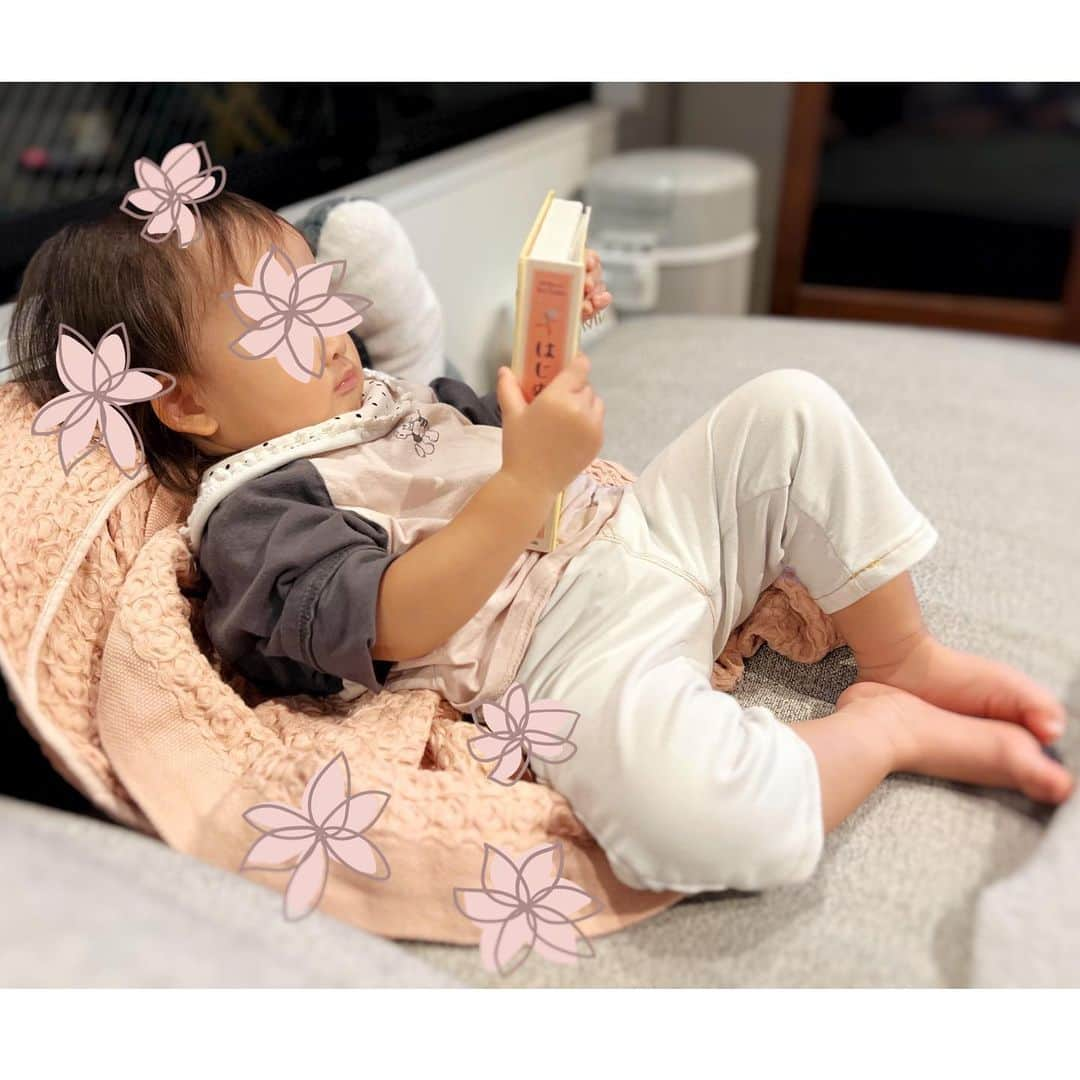 名塚佳織さんのインスタグラム写真 - (名塚佳織Instagram)「🍼 最近ちびたんは世話好きで… 毎朝ぬいぐるみ達に読み聞かせしたり 音楽聴きながら体を揺らしてあげたり ベビーカーで散歩してあげたりしてる☺️  夜は物凄いだらけ具合だけど…🤣 これは… 私の影響かしら…😅  毎日お疲れ様です笑  さて！ 今日も一日楽しみましょう♪」11月11日 7時53分 - nazuka_kaori424