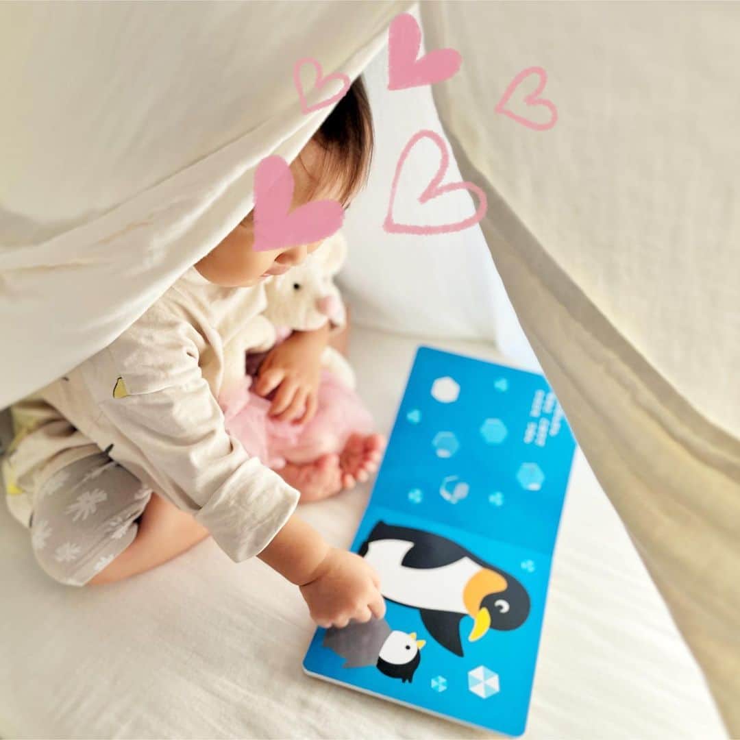 名塚佳織のインスタグラム：「🍼 最近ちびたんは世話好きで… 毎朝ぬいぐるみ達に読み聞かせしたり 音楽聴きながら体を揺らしてあげたり ベビーカーで散歩してあげたりしてる☺️  夜は物凄いだらけ具合だけど…🤣 これは… 私の影響かしら…😅  毎日お疲れ様です笑  さて！ 今日も一日楽しみましょう♪」