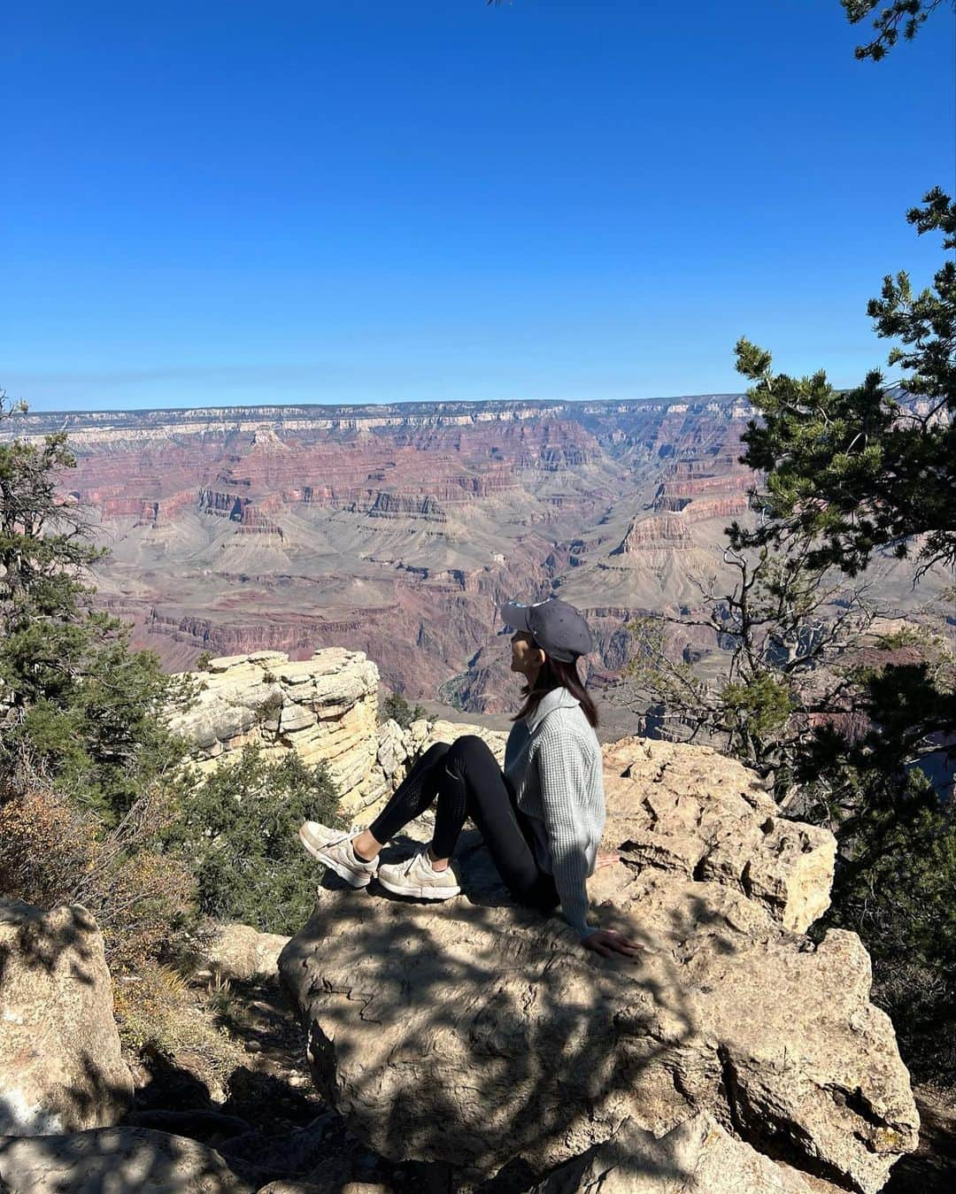 大出千尋さんのインスタグラム写真 - (大出千尋Instagram)「from Sedona to Grand Canyon⛰️✨ . セドナからグランドキャニオンへ💫 20億年から2億5千万年前の地球の地層を見ることができ、 壮大な景色にただただ感動🥹」11月11日 7時59分 - chihiro_1208_offi