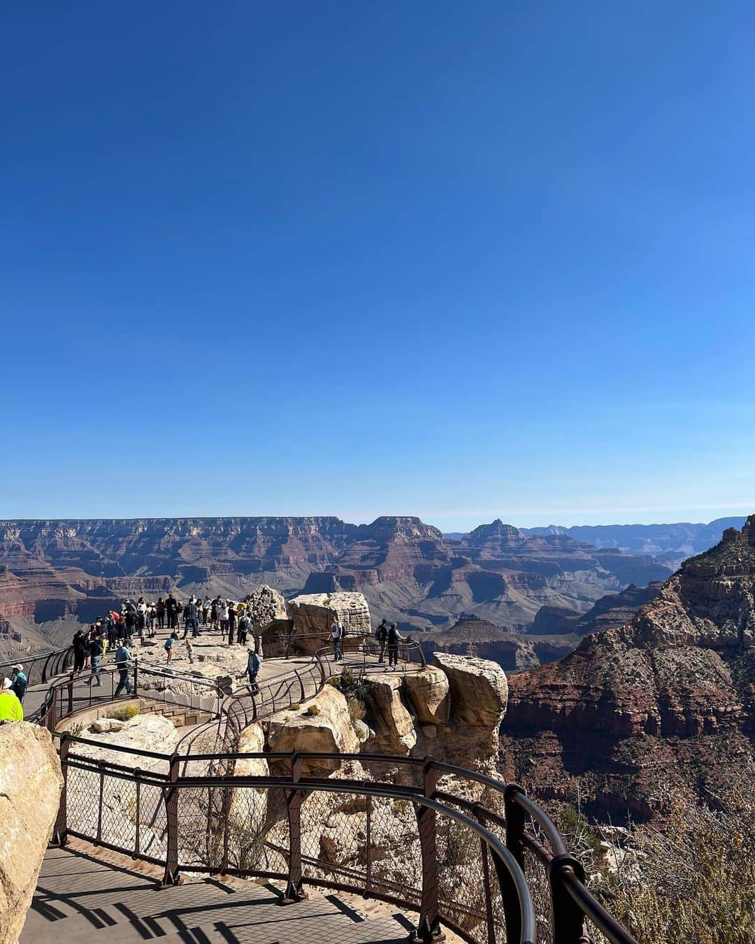 大出千尋さんのインスタグラム写真 - (大出千尋Instagram)「from Sedona to Grand Canyon⛰️✨ . セドナからグランドキャニオンへ💫 20億年から2億5千万年前の地球の地層を見ることができ、 壮大な景色にただただ感動🥹」11月11日 7時59分 - chihiro_1208_offi