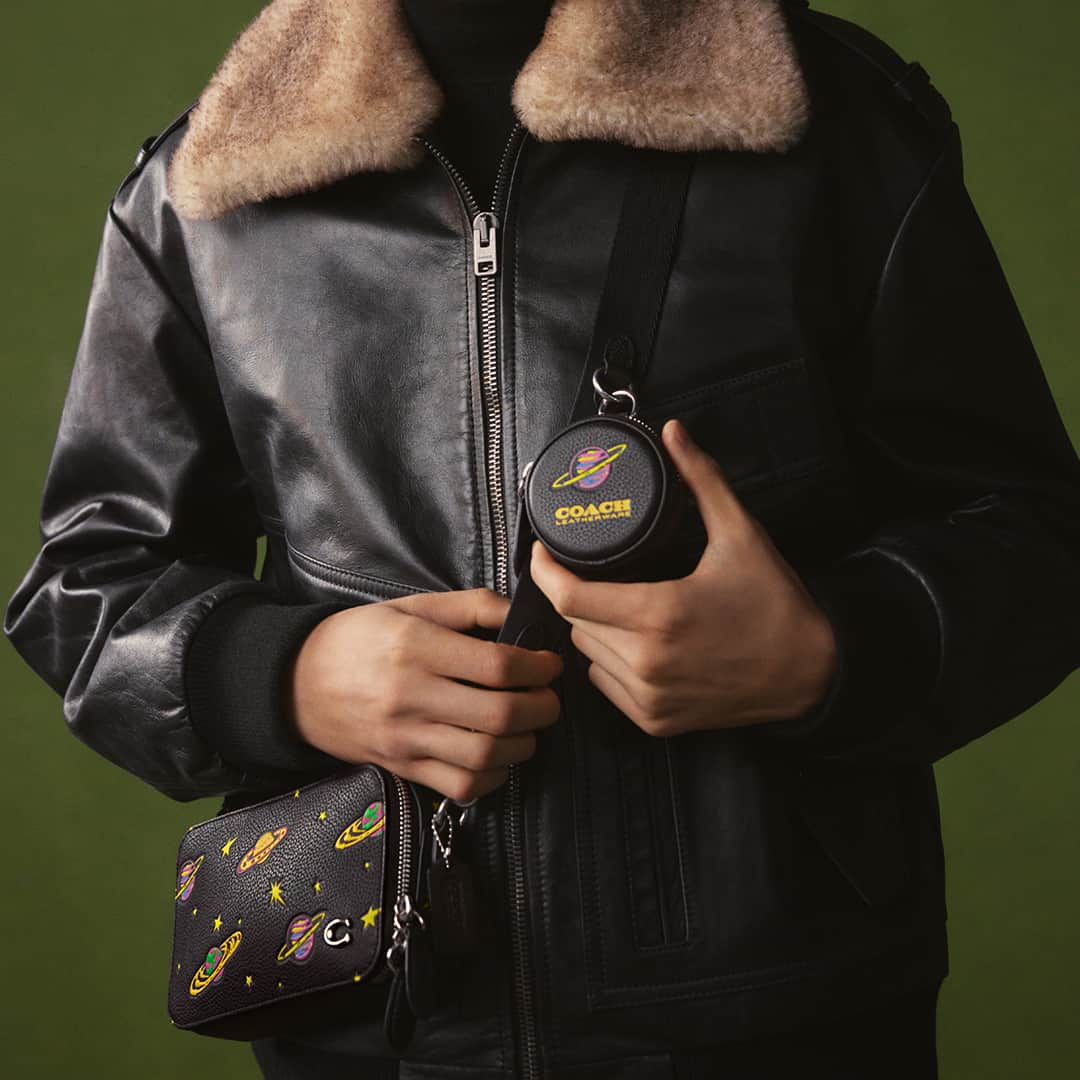 コーチのインスタグラム：「Permission to space out. 🚀  Our #CoachHoliday story celebrates the gifts that give us the confidence to be ourselves.   #CoachNY」