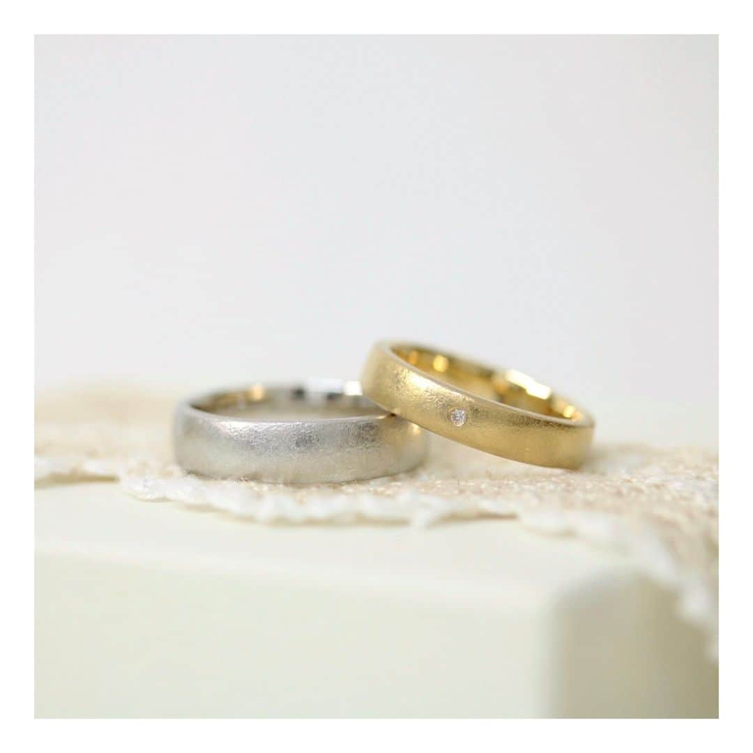 ith / イズ オーダメイド結婚指輪さんのインスタグラム写真 - (ith / イズ オーダメイド結婚指輪Instagram)「ぽってりとしたボリュームある幅が魅力的。  ゆるやかなカーブを入れて、 幅広なのに身につけやすいつけ心地に。  ヴィンテージ感が漂うマットに心惹かれましたね。  毎日眺めていたい 手仕事ならではの温かみある結婚指輪です。  ▽ 指輪について 結婚指輪(男性)：ロチア  Pt950：196,000円〜  結婚指輪(女性)：ロチア  K18YG：170,000円〜  お問い合わせコード：26106  ***********************************  ⧉ ith 公式WEB @ith_marriage アカウントTOPへ  ☞ プロフィールURLをタップ  ⧉ 暮らしに寄り添うジュエリー ith online store ☞ @ith_jewelry  ***********************************  #結婚指輪 #マリッジリング #婚約指輪 #エンゲージリング #カスタマイズ #オーダーメイド #手仕事 #職人 #アトリエ #ヴィンテージ #幅太リング #アンティーク #ゴールド」11月11日 8時00分 - ith_marriage