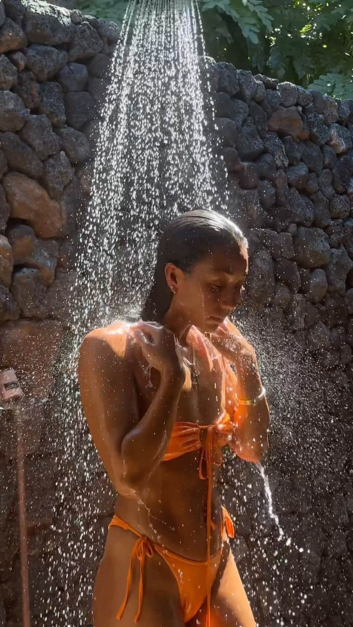ケリア・モニーツのインスタグラム：「Every day, I look forward to this quiet moment to myself where I can reset and refresh!  And I  loved this moment extra during my time at @maunalaniauberge hotel. They even carried one of my favorite brands @oshan.essentials . I got to enjoy  their new spa lines in this beautiful outdoor lava rock shower. Refreshed, rested, and glowing!」