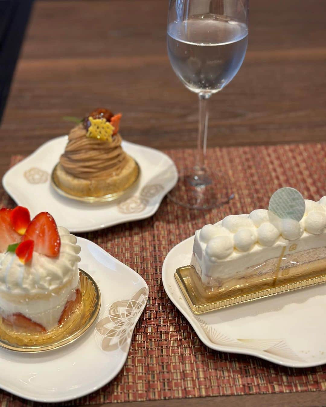 國分晴奈さんのインスタグラム写真 - (國分晴奈Instagram)「❤︎ @thehotelsanrakukanazawa   プレミアラウンジKANZAWAで ティータイム🫖  ケーキには目がない私ですが 甘さ控えめでクリームふわふわで 絶品でした！！  ホテル専属のパティシエが定番物から 季節限定のメニューなどが並び 私とえりちゃんは2人でケーキを 3つ完食🤭  ドイツ最高品質の紅茶、ロンネフェルトの 紅茶もとっても美味しかったです。  17時からカクテルタイム🍸  ここだけで夕飯になってしまうくらい 沢山のメニューが並んでいました！  石川県産の日本酒やスパークリングワイン などが季節に合わせて用意されていて バイオリンの生演奏も開催。  スイーツ好きの方にもお酒好きの方にも たまらない素敵な空間でした♡  かなり贅沢でお得なプレミアラウンジ でした。  THE HOTEL SANRAKU KANAZAWA  〒920-0902　 石川県金沢市尾張町1丁目1番1号  #PR #THEHOTELSANRAKUKANAZAWA #ザホテル山楽金沢  #金沢ホテル #金沢旅行  #金沢観光  #金沢グルメ #女子旅 #タビジョ」11月11日 8時00分 - haruna.kokubun
