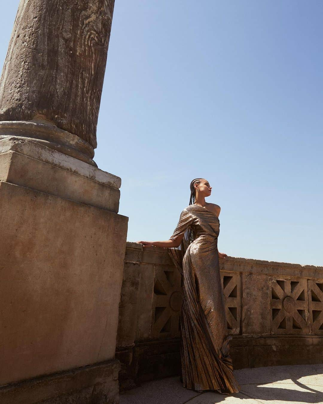 オスカーデラレンタさんのインスタグラム写真 - (オスカーデラレンタInstagram)「Draped of effervescent, pleated lamé, the one-shoulder gown brings an of Aphrodite essence to #odlrfall2023.   Discover the collection at the link in bio.」11月11日 8時01分 - oscardelarenta