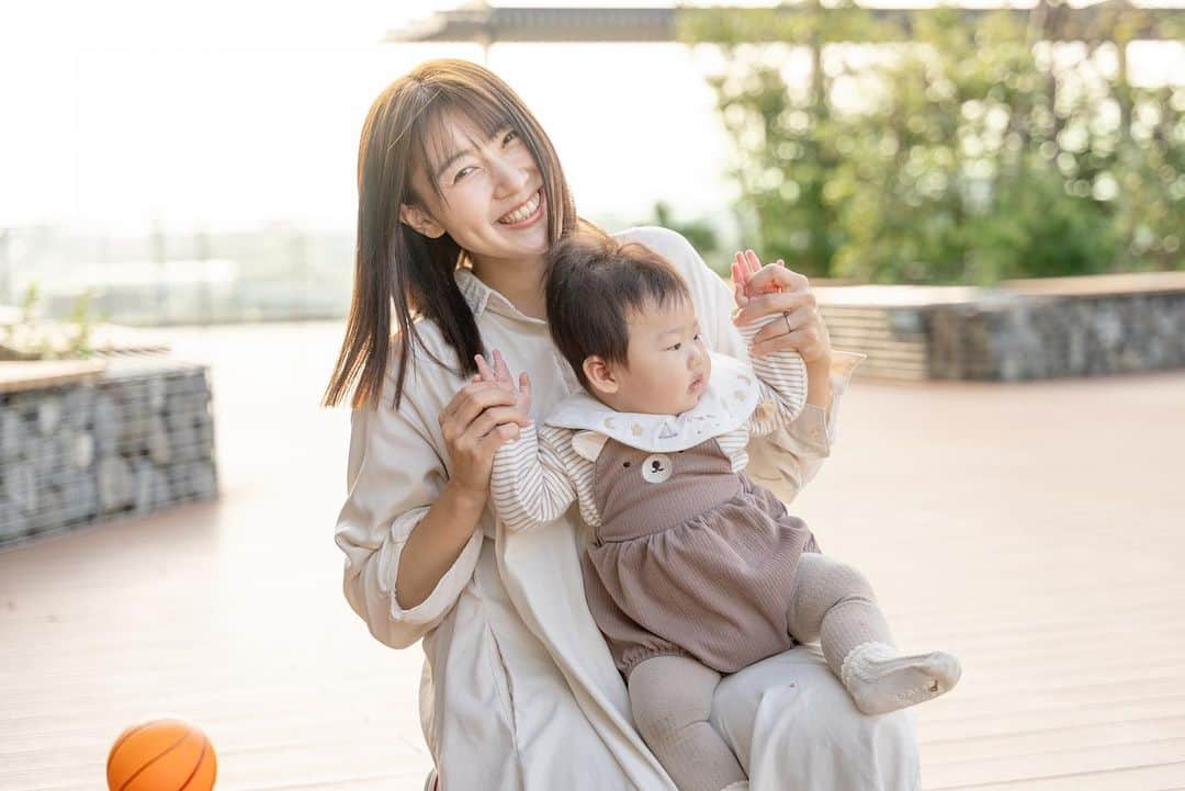 ホームランなみちさんのインスタグラム写真 - (ホームランなみちInstagram)「👩🏻🤍👶🏻  先日久しぶりに東塚菜実子ちゃん（@namiko_touzuka）に会えましたー！ アメリカからお帰りなさい🗽✨ とんちゃんも双子ちゃんのママ🤍 双子ちゃん、とんちゃんに似てくしゃっと笑う笑顔が超絶かわいい天使ちゃんでした👼🏻👼🏻 ちょっとお姉ちゃんだからちびちともたくさん遊んでくれたよ☺️🤍  遊びながら双子ちゃん達の写真撮ってたんだけど、娘との写真も撮ってくれました🥹✨ 撮る専で娘との写真少ないから嬉しい😭🫶🏻 でもこういう時に限って笑ってくれないのよね🙃笑  そして写真取り合いっこしたのに、親同士の写真がないっていうね😂  4枚目はママーって近寄ってくるお気に入りの写真📷 5枚目はとんちゃんベビーちゃんがボールで遊んでくれて、それに手を伸ばしてるちびち👶🏻  また遊ぶ約束をしたので、天使達のかわいい写真たくさん撮ろう🥰 そしてとんちゃんとの写真も忘れずに撮ろう✊🏻😂」11月11日 8時15分 - nami_onpu_uta