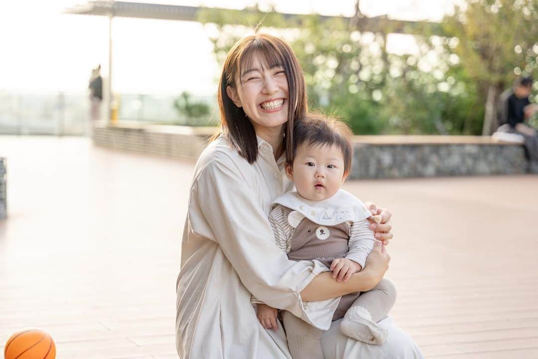 ホームランなみちのインスタグラム：「👩🏻🤍👶🏻  先日久しぶりに東塚菜実子ちゃん（@namiko_touzuka）に会えましたー！ アメリカからお帰りなさい🗽✨ とんちゃんも双子ちゃんのママ🤍 双子ちゃん、とんちゃんに似てくしゃっと笑う笑顔が超絶かわいい天使ちゃんでした👼🏻👼🏻 ちょっとお姉ちゃんだからちびちともたくさん遊んでくれたよ☺️🤍  遊びながら双子ちゃん達の写真撮ってたんだけど、娘との写真も撮ってくれました🥹✨ 撮る専で娘との写真少ないから嬉しい😭🫶🏻 でもこういう時に限って笑ってくれないのよね🙃笑  そして写真取り合いっこしたのに、親同士の写真がないっていうね😂  4枚目はママーって近寄ってくるお気に入りの写真📷 5枚目はとんちゃんベビーちゃんがボールで遊んでくれて、それに手を伸ばしてるちびち👶🏻  また遊ぶ約束をしたので、天使達のかわいい写真たくさん撮ろう🥰 そしてとんちゃんとの写真も忘れずに撮ろう✊🏻😂」