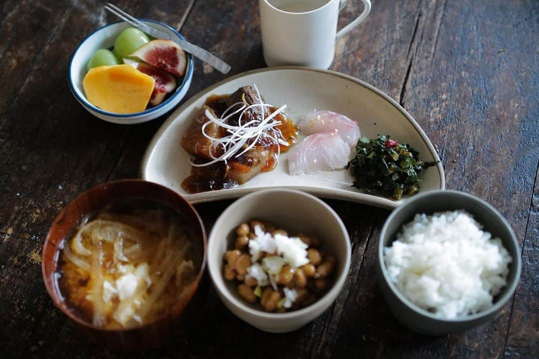 黒沢祐子のインスタグラム：「おはようございます☁️ 昨日も今日もボケていたのかごはんが逆ですが… 昨晩は真鯛を一尾買ったのであらはうしお汁に 身はゴマだれに付けて丼に あと300円ですごい量のマグロのあらは大根とたっぷりの 生姜で煮付けた  1枚目はのこりものの朝食 ぷるんぷるんの煮凝りが出来たマグロ大根と鯛とむちゃくちゃ長い朝取れ大根もgetしたので葉っぱを甘辛ピリっと炒めたの 大根のお味噌汁に卵落としたの、STAUB×IHでイマイチに炊けたご飯はせいろで温めて納豆と大根の葉の炒め載せたら美味しかった🍚 バランス考えたごはんて大事よなー  さぁ今日は大好きなあのこのwedding しっかり食べてパワーに変えて午後から晴れてね🙏🏻  みなさま佳き週末を👋🏻👋🏻👋🏻  #life #あさごはん #食べることは生きること  #魚づくし」