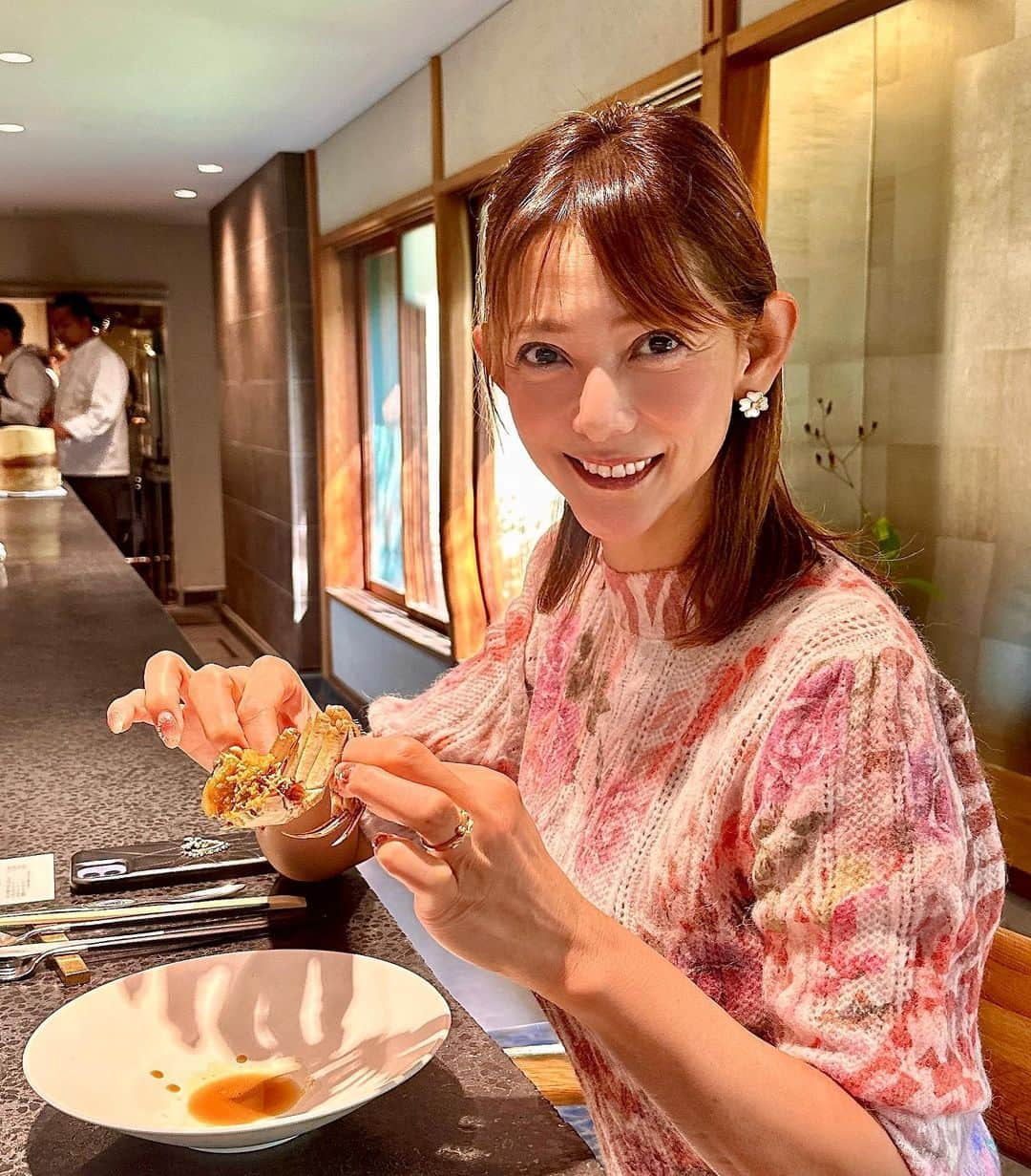 箕輪玖美のインスタグラム：「蟹の季節到来😃🦀💕 ・ ・ 毎年恒例の上海蟹『イチリンハナレ』 @ichirin_hanare  上海蟹は色々頂きましたが、ココが1番好き💕 ・ ・ ヨダレ鶏、焼きフカヒレ、白子入り麻婆豆腐、、、いつ頂いてもやっぱり美味しい😊 中華風焼き鰻も美味しかったなぁ✨ って言うか、全部美味しかったけど😋 ・ ・ 紹興酒飲み比べ5種と共に、至福のランチタイムでございました🥰  #イチリンハナレ #鎌倉グルメ #年に一度の楽しみ #上海蟹 #雌が好き #美味しいもの好きな人と繋がりたい #食いしん坊 #食べてる時が幸せ #ありがたい環境 #ご馳走様でした #感謝 #アラフィフ女子 #そろそろダイエット #箕輪玖美」