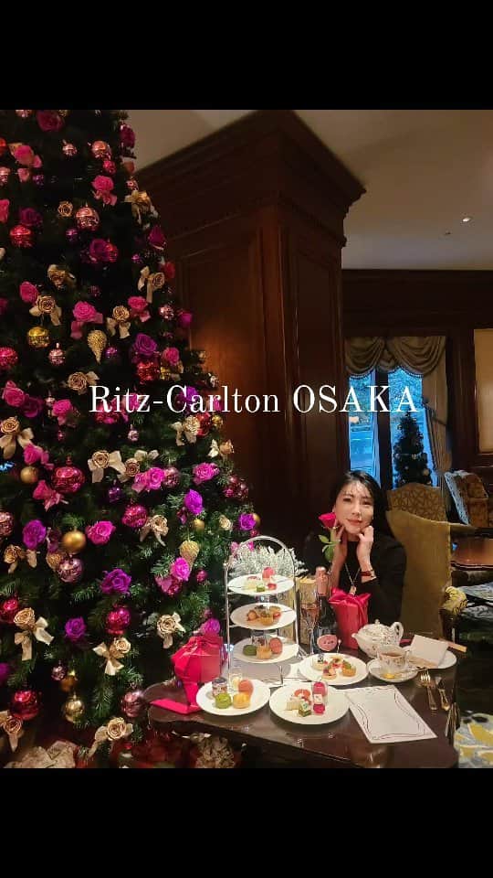 今堀恵理のインスタグラム：「リッツカールトン大阪 @ritzcarlton.osaka マノロ ブラニクとコラボレートの 「クリスマスアフタヌーンティー “マノロ ブラニク クラフタヌーンティー”」👠👠  # Prでご招待頂きました💗  期 間： 2023年11月10日（金）～12月26日（火） ※12月22日（金）～12月25日（月）を除く  時 間： 12：00 p.m.～7：00 p.m.  ザ・リッツ・カールトンシグネチャーアフタヌーンティー“マノロ ブラニク クラフタヌーンティー” 11,000円（グラスシャンパーニュ、お土産のマカロン3個付き）  トレイにマノロ ブラニクを表現した様々なスイーツ＆セイボリーが並んでます💕 マノロブラニクが好きな抹茶を使ったスイーツも美味しくいし、私の気に入ったのはストロベリーシュークリーム💗おいしかった 全てミニサイズなのも女子には嬉しい  Yumm&speciality time in Ritz-Carlton  Osaka.  Manolo Blahnik & Ritz-Carlton Osaka collaboration.  Manolo Blahnik is a luxury shoe brand that loves women all over the world.  #マノロブラニク #ritzcarltonosaka  #リッツカールトン大阪 #christmas #collaboration #ManoloBlahnik」