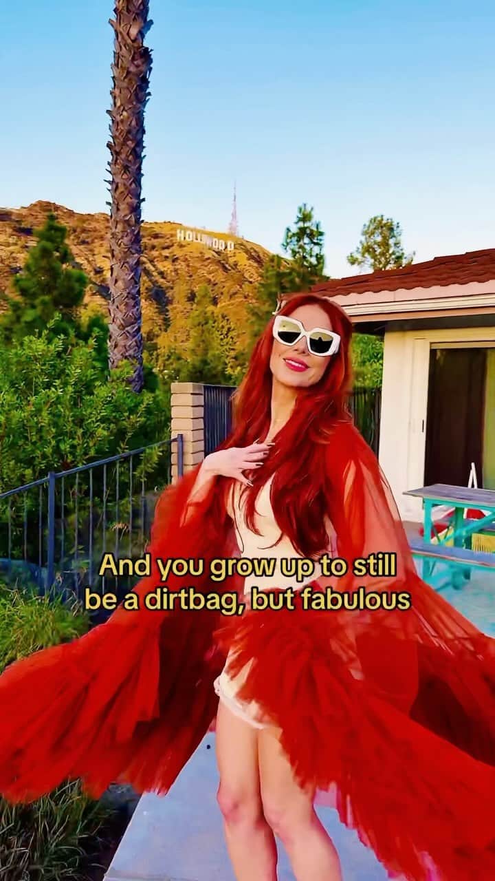 ボニー・マッキーのインスタグラム：「There goes the neighborhood 🤷🏼‍♀️  • • • #dontgetmadgetfamous #teenagedirtbag  #fabulous  #fyp  #sky  #petsoftiktok #manifestation  #catchphrases」