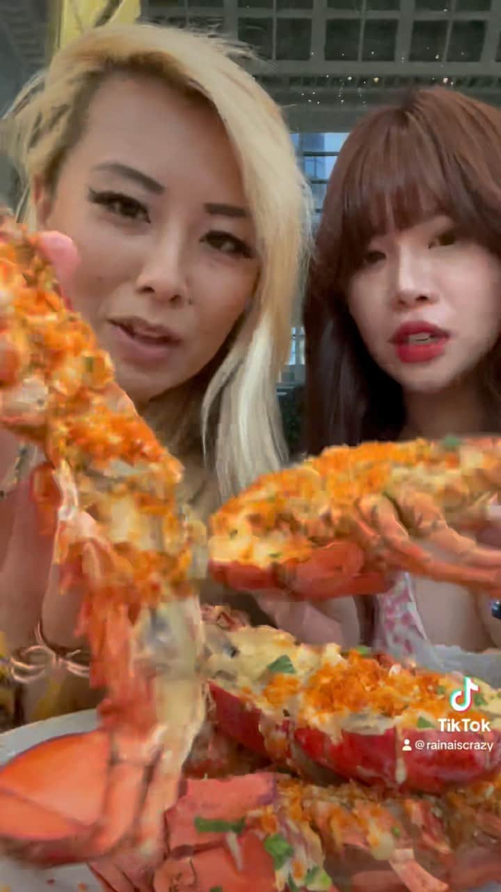 ライナ・ホワンのインスタグラム：「All you can eat Lobster 🦞 for just $95?! 👀#RAINAISCRAZY https://youtu.be/Vd3tVRwVdao?si=O_xrhuk-PM7Bfj4P  @cafesierrahilton @vannieeats」