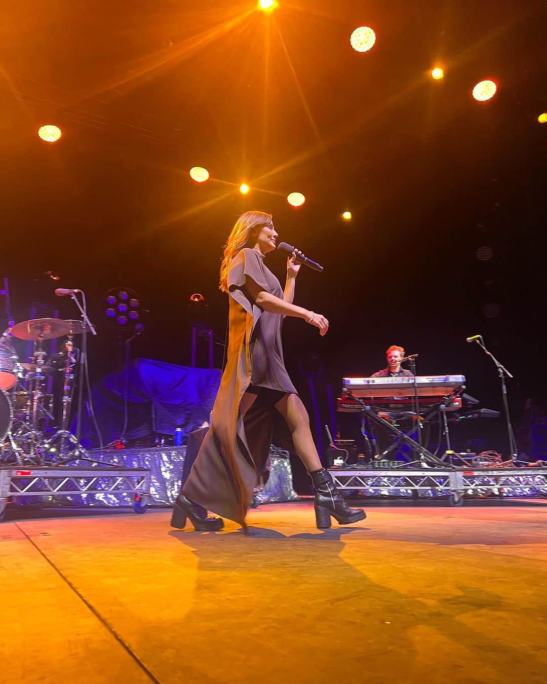 ナタリー・インブルーリアのインスタグラム：「I’m a little late on posting!! … Melbourne you were AMAZING!!! Thank you for singing along with us all night at @rodlaverarena  So lovely to catch up with my friends after the show too… 💜💜💜  Dress: @tallermarmo  Shoes: @givenchy」
