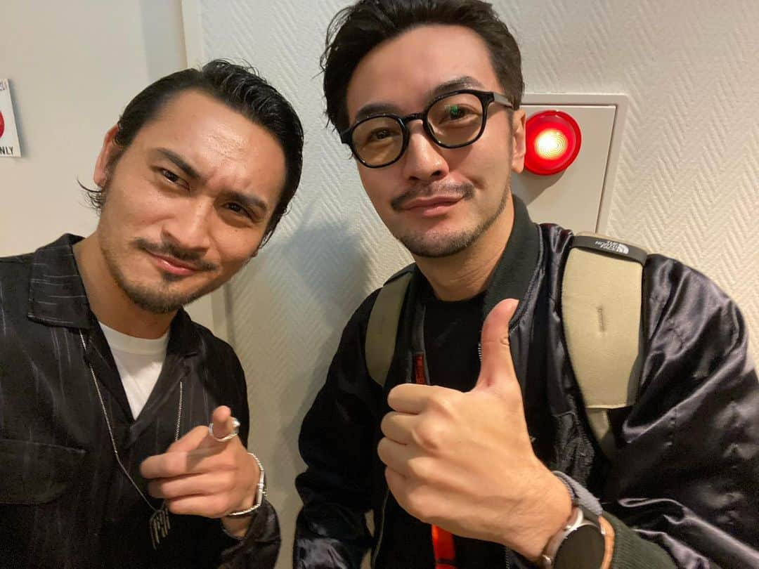 高木勝也さんのインスタグラム写真 - (高木勝也Instagram)「幸せ。  昨日の舞台挨拶に。 けーさんと隼也が来てくれました。 顔見たら嬉しくて安心しちゃって思わず素と笑みが溢れ出ました。笑 2人とも、感謝です。  そして、もう長年の付き合いである聡くんがサプライズで。。 嬉しすぎるよ本当に。出会ったのは約15年ほど前。 聡くん、ありがとう。  愛のある素敵な仲間たちに囲まれています。  またどこかで一緒にやりたいな。  感謝を。 #細貝圭  #金子隼也  #聡太郎  #ウルトラマントリガー  #ゲキチョッパー  #ジャベル  #生きない」11月11日 9時00分 - katsuyoung__1128