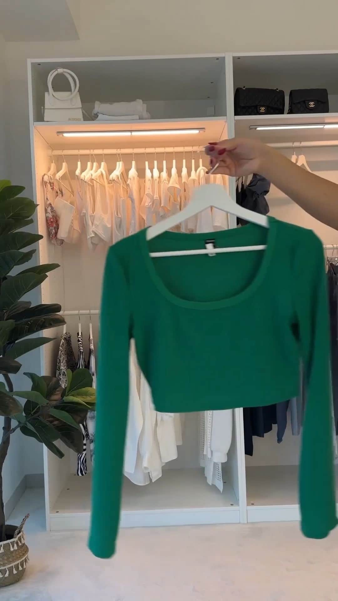 SHEINのインスタグラム：「FaSHEIN Tip of the Day from @lisarosii: make your everyday staples stand out with a colorful contrast piece that pops 💚🖤  🔎 11100647  #SHEIN #SHEINforAll #SHEINstyle #fashion #chic」