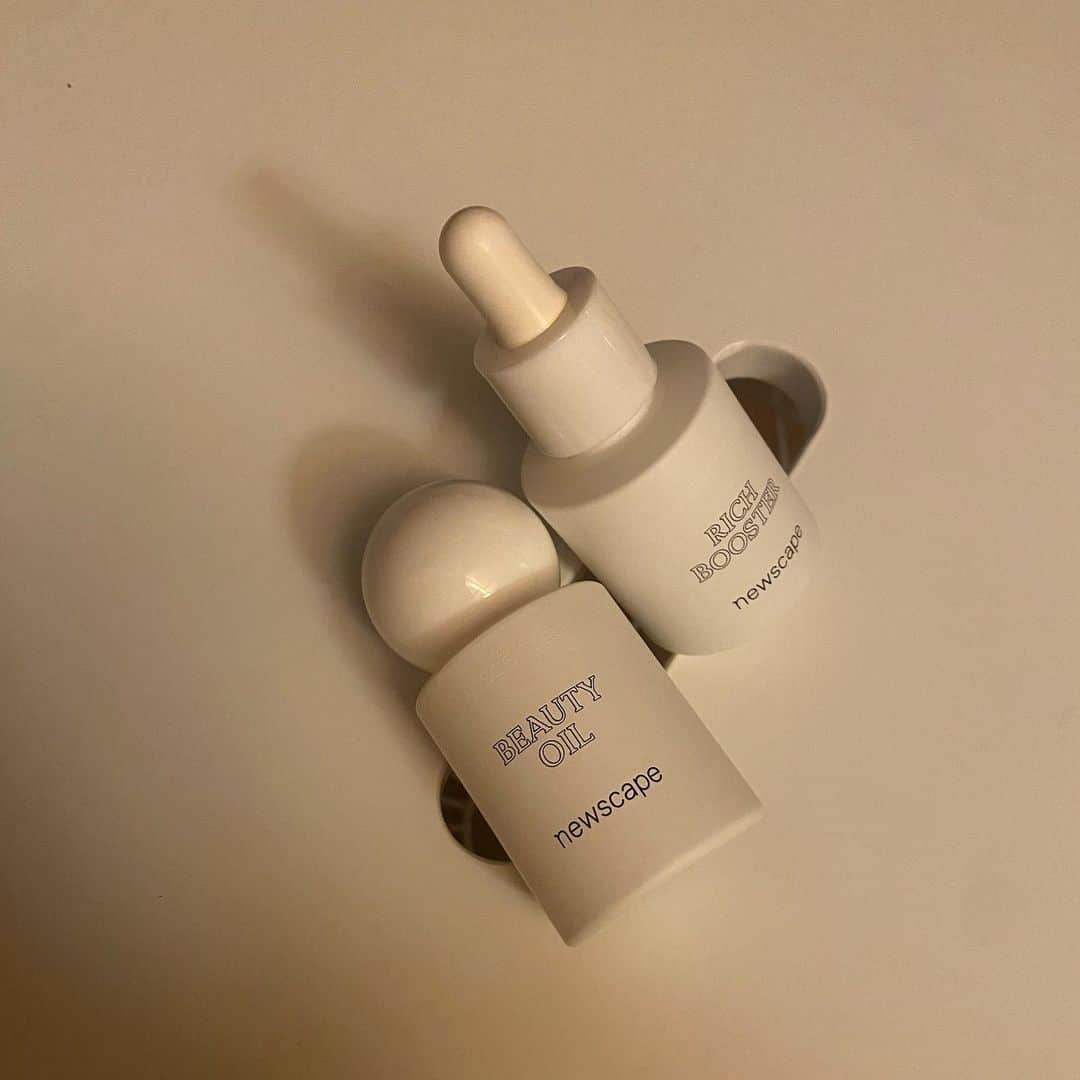 沙田瑞紀のインスタグラム：「new scape @newscapecosmetics  100%天然由来👏穏やかに肌に馴染む安心感のあるスキンケア なんとパッケージに原価が書いてある(!)  無香料なので他のスキンケアラインにも入れ込みやすい◎ "香ることなく、薫りたつ"を使うほどに実感している🫧🫧  #newscapecosmetics」