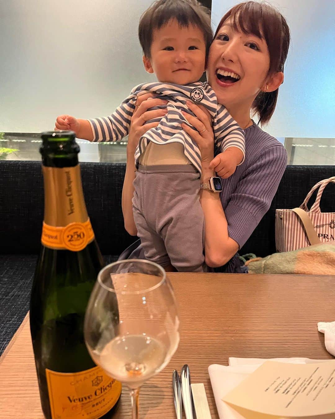 尻無浜冴美さんのインスタグラム写真 - (尻無浜冴美Instagram)「日ごろ8くんの面倒を見てくれてるお母さんにお礼、そして自分のご褒美を兼ねて笑 Bulls Tokyo(@bullstokyo )でフレンチ堪能してきたよ🤤💕  子連れでフレンチ大丈夫かなと心配だった(事前に子供okか確認済) けどお店の方みんな優しくて、子どもウェルカムな雰囲気で居心地最高！ お料理も味はもちろん見た目も美しくて、特に4枚目は貴婦人の帽子デザインになってるって言ってて目からもう美味しかった☺️✨ お肉も柔らかくて赤ワインと最高に合う！ 育児の疲れも吹き飛ぶよー♪  シャンパン、ロゼ、白ワイン、赤ワインは軽いのと重いのと、、！ お料理に合わせて色んなワインを味わえて贅沢すぎた💖 ワイン好きにはこのペアリングコースたまらないはず！🍷✨  子連れでもゆっくりフレンチを楽しめるなんて思ってなかったから嬉しい時間でした✨  #PR #BullsTokyo  #フレンチ #大手町  #ペアリング #ペアリングワイン」11月10日 23時25分 - saemi_shinahama