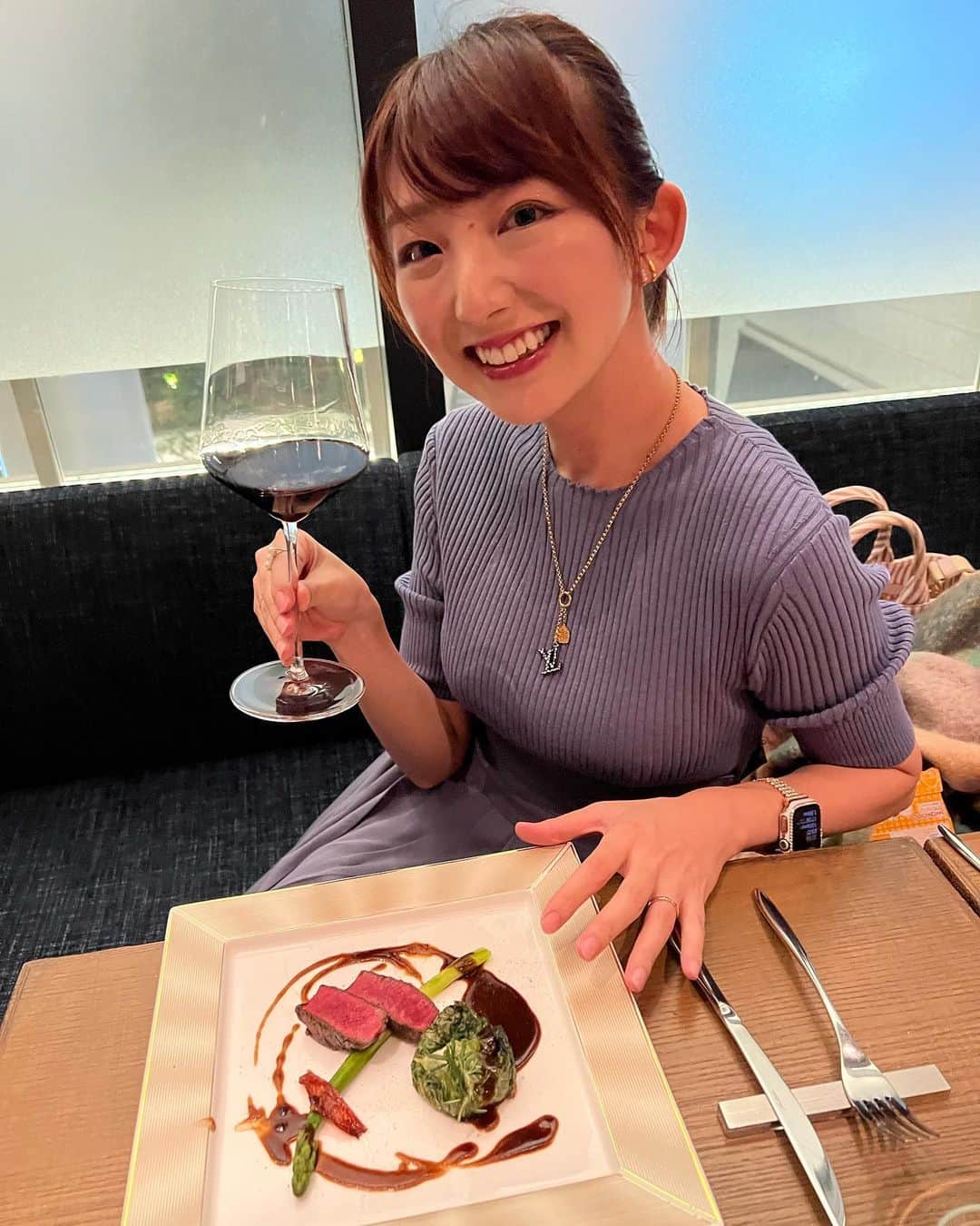 尻無浜冴美さんのインスタグラム写真 - (尻無浜冴美Instagram)「日ごろ8くんの面倒を見てくれてるお母さんにお礼、そして自分のご褒美を兼ねて笑 Bulls Tokyo(@bullstokyo )でフレンチ堪能してきたよ🤤💕  子連れでフレンチ大丈夫かなと心配だった(事前に子供okか確認済) けどお店の方みんな優しくて、子どもウェルカムな雰囲気で居心地最高！ お料理も味はもちろん見た目も美しくて、特に4枚目は貴婦人の帽子デザインになってるって言ってて目からもう美味しかった☺️✨ お肉も柔らかくて赤ワインと最高に合う！ 育児の疲れも吹き飛ぶよー♪  シャンパン、ロゼ、白ワイン、赤ワインは軽いのと重いのと、、！ お料理に合わせて色んなワインを味わえて贅沢すぎた💖 ワイン好きにはこのペアリングコースたまらないはず！🍷✨  子連れでもゆっくりフレンチを楽しめるなんて思ってなかったから嬉しい時間でした✨  #PR #BullsTokyo  #フレンチ #大手町  #ペアリング #ペアリングワイン」11月10日 23時25分 - saemi_shinahama