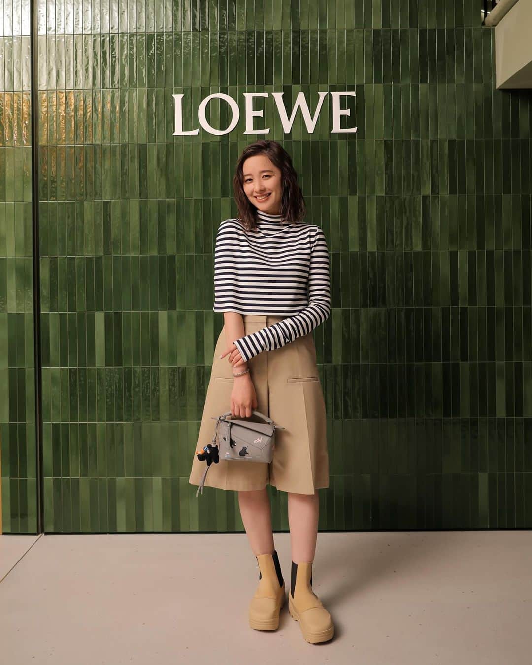 堀田真由のインスタグラム：「・  🌳CASA LOEWE Omotesando🌳  日本展開50周年を祝して、 京都の陶芸制作ユニット「スナ・フジタ」と LOEWEのコラボ商品ががたくさんありました。 可愛くて優しいタッチの世界観を ずっと見つめていたくなりました。 アイテムやお洋服はもちろんですが 店内の数多くのアート作品は、 美術館のようです。 皆様もぜひ足を運んでみてね🌼  #LOEWE #LOEWEOmotesando #ThanksLoewe」