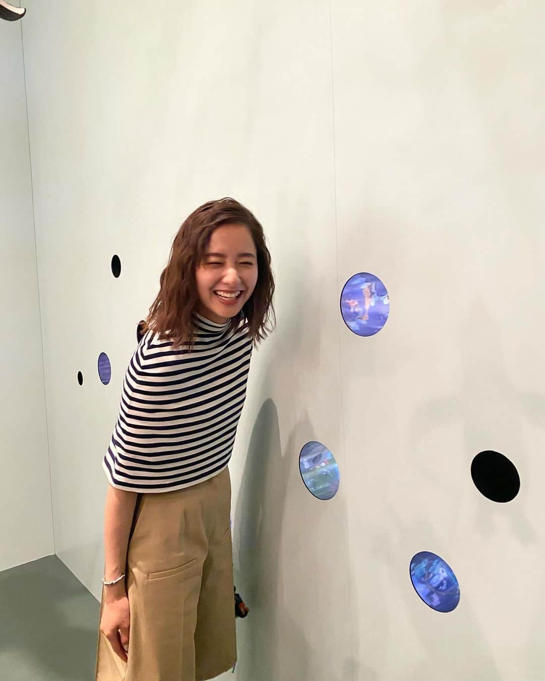 堀田真由さんのインスタグラム写真 - (堀田真由Instagram)「・  🌳CASA LOEWE Omotesando🌳  日本展開50周年を祝して、 京都の陶芸制作ユニット「スナ・フジタ」と LOEWEのコラボ商品ががたくさんありました。 可愛くて優しいタッチの世界観を ずっと見つめていたくなりました。 アイテムやお洋服はもちろんですが 店内の数多くのアート作品は、 美術館のようです。 皆様もぜひ足を運んでみてね🌼  #LOEWE #LOEWEOmotesando #ThanksLoewe」11月10日 23時26分 - mayuhotta