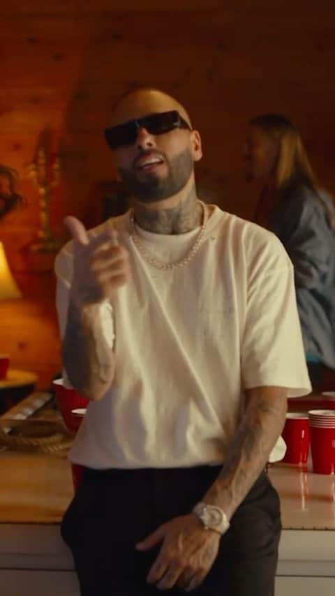 NICKY JAMのインスタグラム：「Holiiis tod@s mis gozantes ya tenéis en to los Laos este peazoo paloo “oye bb” pa k lo podáis perrear en to los partys del universo . De nada hehehe . Dímelo @nickyjam 😍」