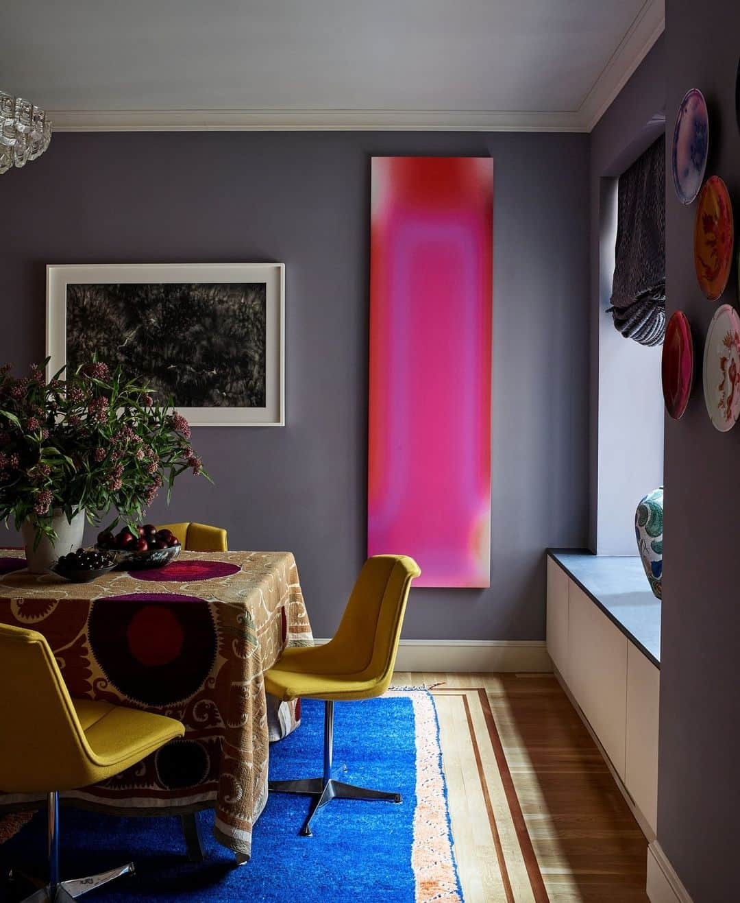 ELLE DECORのインスタグラム：「Good design, one course at a time. In the dining room of this Manhattan apartment belonging to Michael C. Hall (@mchdaily)—the star behind the TV show Dexter—the palette is so powerful that one naturally assumes it was the starting point of the project. But it was quite the opposite. “The colors were actually the last thing we did,” says interior designer Sara Bengur (@sarabengur). “I always start with the soft furnishings—first rugs, then upholstery and furniture—and then move onto color.” A vibrant pink pigment painting by Bill Kane contrasts with purple walls, painted in Amorous by @benjaminmoore.  Click the link in bio for the full tour, as shown exclusively on elledecor.com. Written by @ingridabram. Photographed by @richardpowersphoto. Styled by @anitasarsidi.」