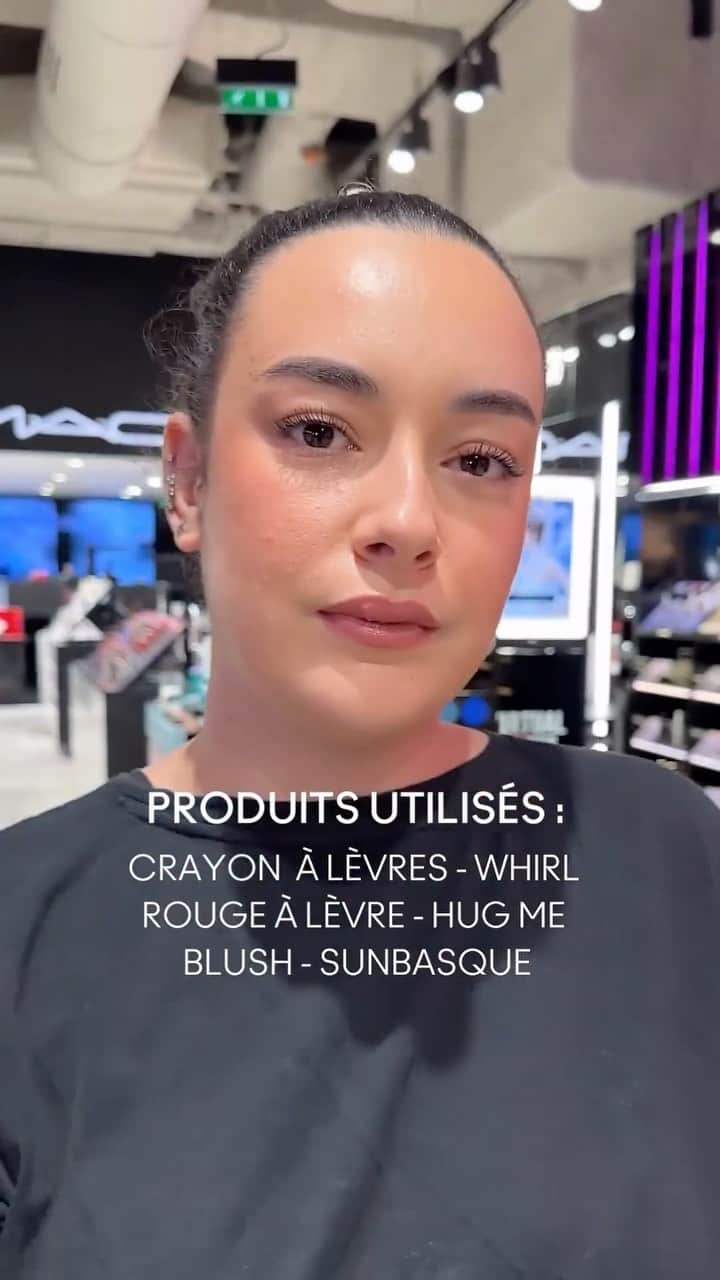 のインスタグラム：「#SINGLESDAY : CELA N’ARRIVE QU’UNE FOIS DANS L’ANNÉE 💗  💗 En vidéo, la sélection de nos Makeup Artists @tahe__ et @jess.oz.mua. Elles vous attendent en boutique pour profiter de nos produits les plus tendances et glowy à seulement 11€ pour faire le plein sur vos indispensables !   💗  Profitez de cette offre inédite jusqu’à demain soir 23:59.  #MacCosmetics #SinglesDay #MakeUpLovers」