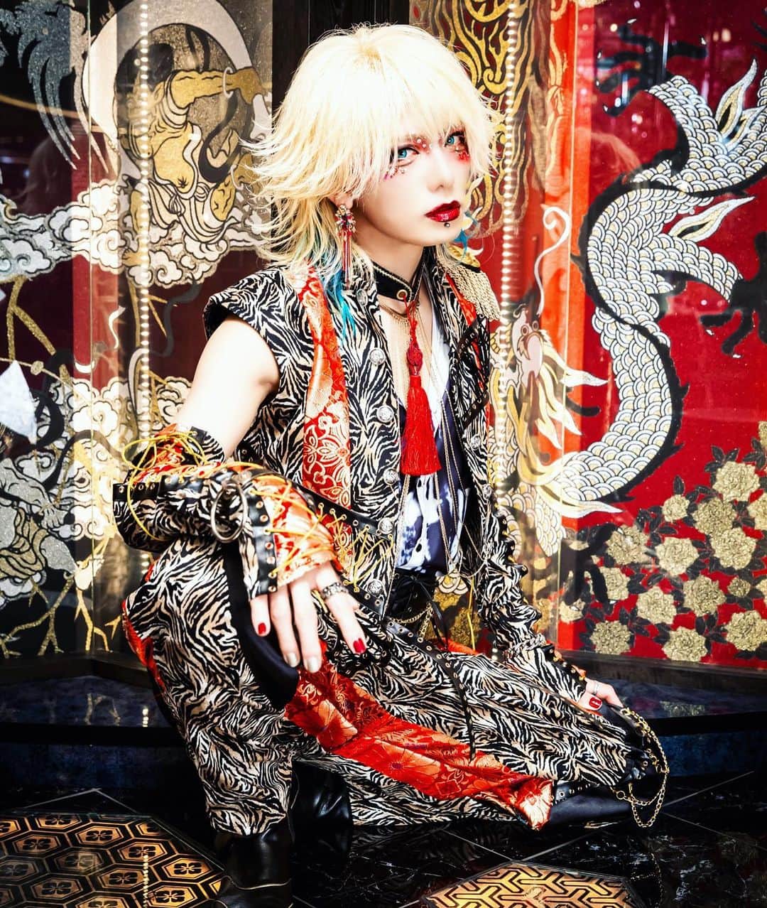 幸樹のインスタグラム：「The photo was taken in Kabukicho. It is a glittering and dazzling city.  江戸時代が、そのままの文化で進化したらこんな感じかな？ ライブ終わりで、余韻そのまま高揚してる。  こんな日は寝れない、よき不眠症！ 次は鹿鳴館にて。  ビジュアル系の聖地鹿鳴館だ！  #ダウト #ビジュアル系 #ヴィジュアル系 #音楽 #ポートレート #メイク #和メイク #メイクアップ #ヘアアレンジ #一眼レフ #japan #visual #visualkei #kimono #love #コスプレ  #instagood #fashion #happy #followme #follow #art #music #haircolor #makeup #photography #メイク男子  #和服  #集合写真  #派手和服」