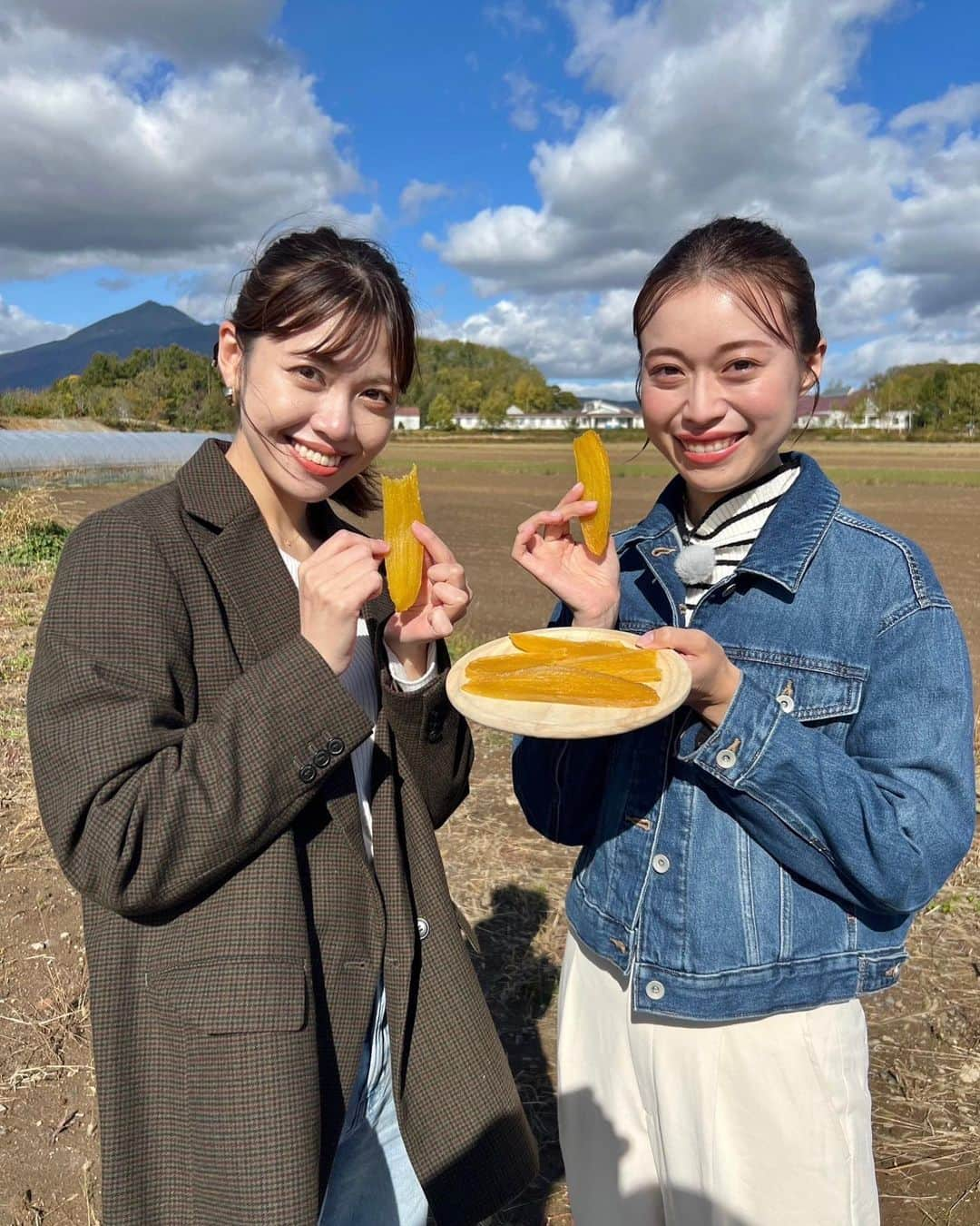 テレビ北海道「旅コミ北海道」のインスタグラム：「【旅コミ北海道】 明日夕方6時30分からの旅コミは… 60分SP😊🙌 クーポンでお得🎵日帰り温泉ドライブ♨️  ということで2人でニセコエリアをドライブしてきました☺️  北海道ならではの大自然に囲まれ 心身ともに癒される温泉が… クーポンでお得に🥹🙌 体の芯から温まりました😊  そして地元食材にこだわった おしゃれなお店や… 今の時期しか楽しめない美味しいお土産も登場します☺️✨  是非ご覧ください😉 ・ ・ 旅コミ北海道〜じゃらん de Go！ 毎週土曜日夕方6時30分 11月11日OA . . #また旅へ#旅コミ#北海道#北海道じゃらん#旅#グルメ#食#観光#オフショット#テレビ北海道#haruka #tabikomi#7ch#hokkaido#tvh#tvprogram#television#sightseeing#gourmet#travelood」