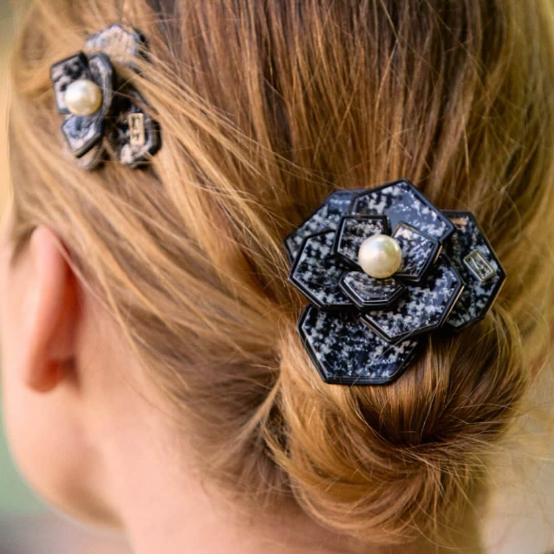 アレクサンドル ドゥ パリのインスタグラム：「SO CHIC | Flor icônica da Maison Alexandre de Paris, a camélia foi revisitada em 2021 para a coleção de 50 anos. Vem no So chic com um dos primeiros acetatos com aspecto de tweed criados pelo nosso Studio. #handmadeinfrance🇫🇷」