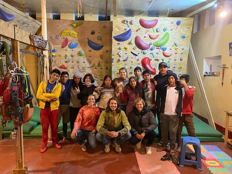 シャーロット・デュリフのインスタグラム：「#ClubAndinoPitumarca   It’s pretty incredible that @diana.alexia.gomez @cocorsirvas @marabrcicbello @caver_nicolas93 and the kids of the Pitumarca village created this club a few years ago. Seeing the evolution of climbing in the valley and the place it’s taken over the year since our first visit in 2018 is really heartwarming.   The Pitumarca climbing wall is rather tiny in our occidental standards, in the middle of Cocor and Diana’s living room, but it’s such a great way for the kids to gather in this space, learn about sustainability with @uma_rumi, and grow together around our great sport. And, there is talent there! Truth is most of those kids work in the farm all day, walk for hours everyday at high altitude, so they have that natural force that is a great basis for climbing, and they are just so psyched to learn, play, progress and be independent on the rock.   @joshlrsn and I have been excited to work with them during their evening sessions in the village, sharing with them as much as we can. And it was so cool watching them compete at @templodelosmonos_cusco in Cusco where we helped the locals set a few blocs.   Big shout out to @mountainhardwear for sending us with backpacks, gloves and beanies to support the kids and equip them better for their days at the cliff.   @petzl_official @mountainhardwear @eb_climbing @volxholds @7aescalada」