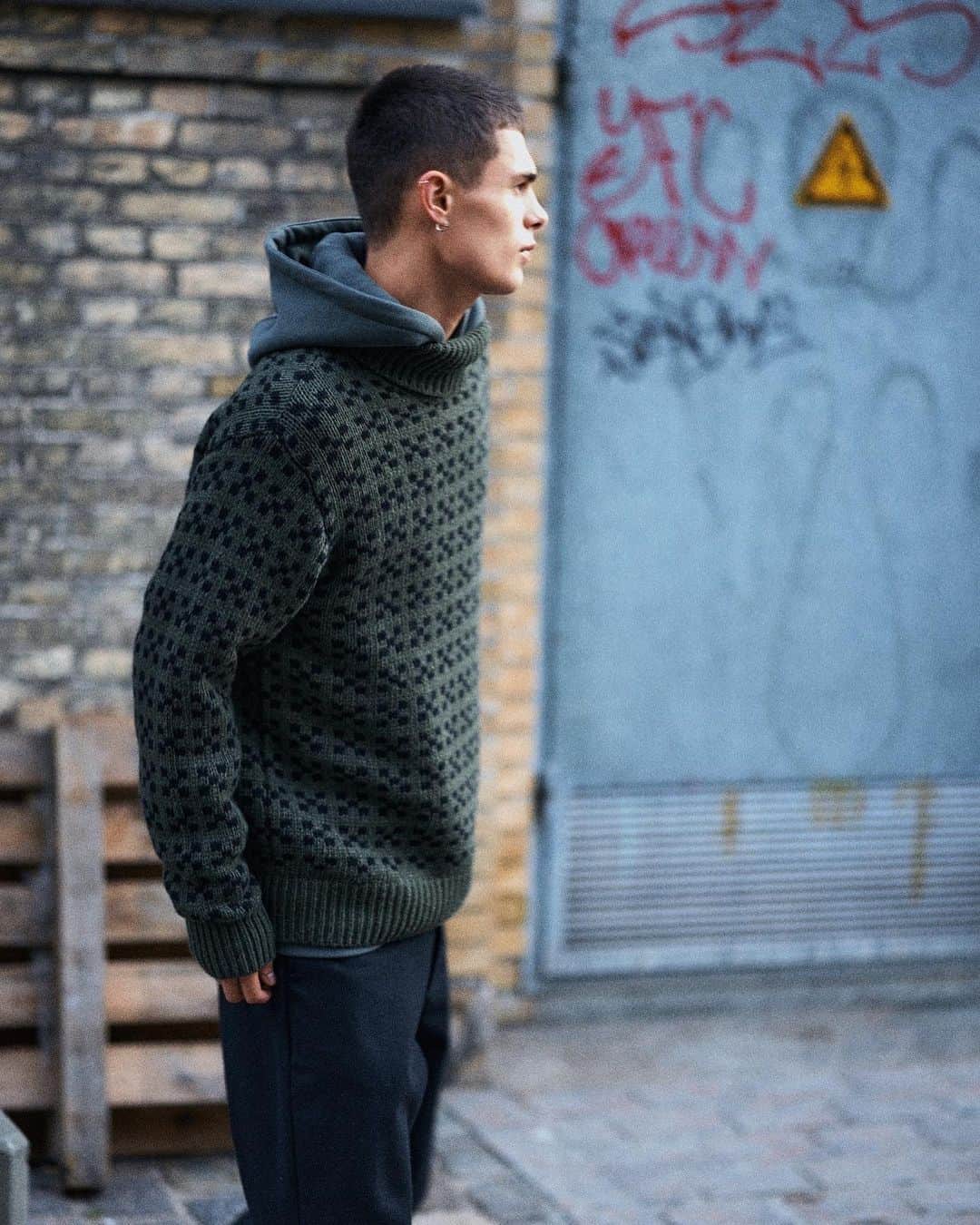 マッツノーガードのインスタグラム：「High-neck knit in deep green and 100% wool. Chunky quality that feels lightweight. A warm and cool favourite for the chilly autumn.  #madsnorgaard」