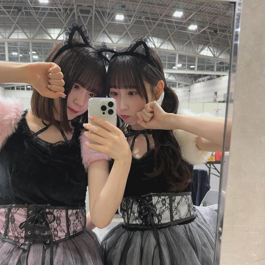 坂本真凛のインスタグラム：「るーちゃんとたまたまハロウィンお揃いだったんだ〜かわいい！🐈💖💖 #halloween #cosplay #猫コスプレ #idol #偶像 #01 #02」