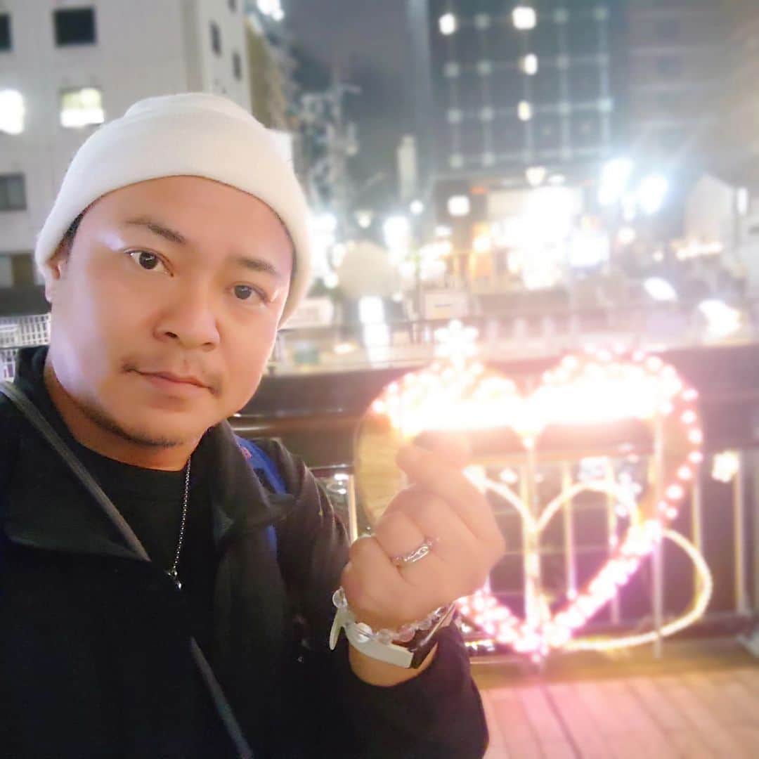 のインスタグラム：「いよいよ明後日本番‼️‼️ #神戸洋食物語  #神戸朝日ホール   今日は全員揃っての通し稽古✨ 是非見て頂きたい感じになってきとります👏 これぞコラボ人情芝居🙌 ご予定まだ決まってない方は明後日観にいらして下さい🤗  稽古終わりに、こんな小さい♥を作った写真撮れるくらいに私が上がってるんですよぉ〜w  チケット予約分からない方は、もうDM下さい👍 大歓迎⤴️⤴️⤴️」