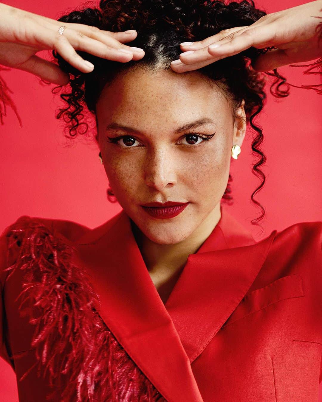 メシア・シムソンのインスタグラム：「Lady In Red 💋  📸- @davidreissphotography  👗- @harrietnicolsonstylist  👩🏻‍🦱🪮- @nicola_harrowell  💄- @minnie_mua」