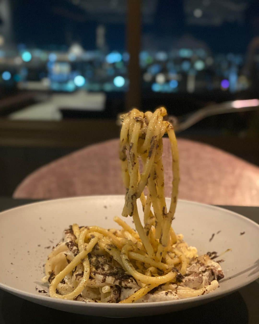 前川由希子さんのインスタグラム写真 - (前川由希子Instagram)「夜景の見えるレストラン🍽  11/1にリブランドオープンしたばかりの ヒルトップリゾート福岡のディナーに ご招待いただきました。  もうアゴーラじゃないよ。  入った瞬間に目に入るのは、 絶景と言っても過言ではない夜景。 ドームに福岡タワーに…と福岡が一望できる。 テンション上がる♡  以前はコースメインだったけど、 「より気軽に日常使いで夜景と料理を楽しんで」と アラカルト中心に。 3人でワイワイシェアしたのは、 ・生ハム ・ピアーヴェチーズのサラダ ・ムール貝の白ワイン煮・フライドポテト ・ポルチーニ茸と和牛ボロネーゼ ・ヤリイカとボッタルガのパスタ ・トリュフのカルボナーラ ・骨付き仔羊 ・本日のアクアパッツァ（この日は鯛） ・仔牛のカツレツ ・ティラミス ・デリツィア・リモーネ ・ボネ（イタリア風チョコレートプリン）  …食べすぎですね。 ただ、盛り付けもおしゃれで美しいし、弾む。 コースと同じくらいのお値段だけど、 好きなものをわがままにいただけるから 満足度が高い！  デートや記念日のお祝いにもいいし、 来福した方をアテンドするのもいいし、 いろんなシーンで楽しめること間違いなし、です。  次は、この日は入荷していなかった 渡り蟹のパスタ（時価）を食べると決めてます！！  【La cucina Italiana HILLTOP DINING】 @hilltopresort_fukuoka   #ヒルトップリゾート  #ヒルトップリゾート福岡  #hilltopresort  #hilltopresortfukuoka  #福岡ホテル  #福岡ホテルディナー  #pr」11月10日 23時43分 - maekawa.yukiko