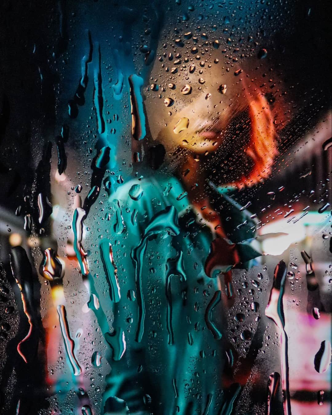 Canon UKさんのインスタグラム写真 - (Canon UKInstagram)「Rainy days and city ways ☔🌆  Rachael took this image through a window, with the rain making an epic backdrop and effect. The reflections captured help showcase the intrinsic nature of everyday life 🌧️  Rachael describes her street photography style as an exploration of time, showcasing the visual impact that can be made with the surrounding environment.  What are your top tips for street photography? Let us know in the comments below.  📷 by @rachaelb321  #canonuk #mycanon #canon_photography #EOS850D」11月10日 23時45分 - canonuk