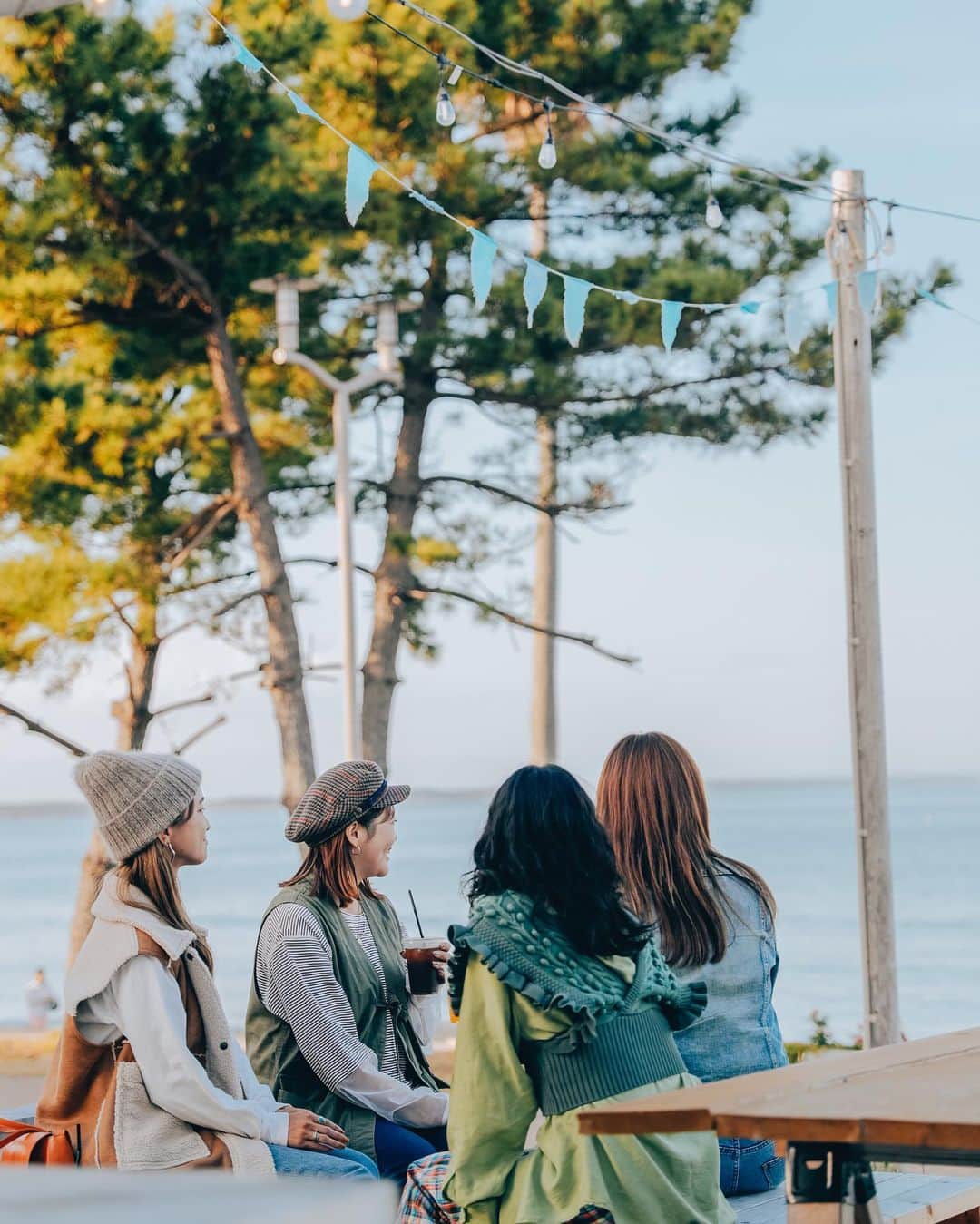 のインスタグラム：「𝘼𝙤𝙨𝙝𝙞𝙢𝙖 𝘽𝙚𝙖𝙘𝙝, 𝙈𝙞𝙮𝙖𝙯𝙖𝙠𝙞  7年前、青島に来て、え？ここは日本じゃない。と衝撃を受けた思い出。 あれから、30DAYS VAN LIFEの車中泊旅でも訪れ、今年は @sunnyside_camp で青島へ訪れました⛺️🌈  宮崎県自体が神秘的な場所ではあるんだけど、青島神社のある青島は、特に昔は一般人の立ち入りが制限されていた歴史があるほど、パワーが宿る場所。  新しくオープンした @aoshima_picnic_club も、地元の人たち、移住してきた人たち、観光客が分け隔てなく、青島の空気を思い思いに楽しんでる。  私がサーフボードを持って歩いていると、パークゴルフをしている地元の方たちがニコニコ話しかけてくれたり、まるでオーストラリアのコーストラインの街並みなんだけど、それが年齢関係なく地元の人たちにも愛されていて、誰もが居座りたくなるような、温かい時間がずっと流れてた。  location... @aoshima_picnic_club  @aoshimabeachpark  @aoshimabeachvillage   Thank you: @hidemiyan  Photo by @__kokiki__」