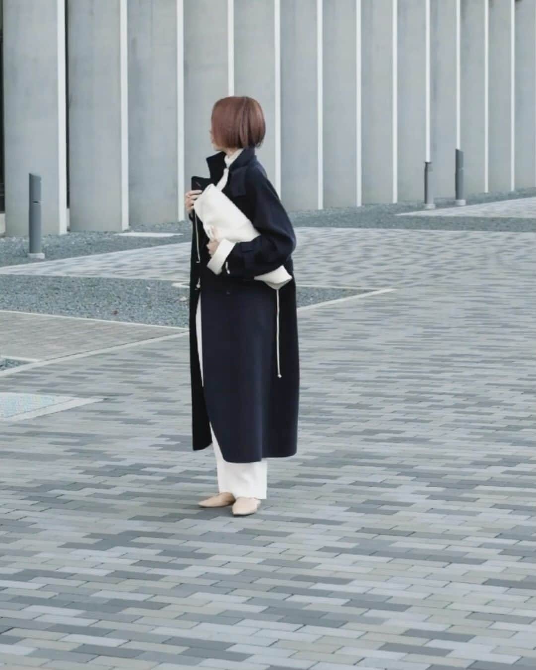 j.chikaのインスタグラム：「⁡ 11月に入ってあっという間の日々 気持ちは年明けからの予定で先走り気味 その前にクリスマスも年末も正月もあるやん😂  ⁡ ⁡ 持っていそうで持っていなかった ネイビーのウールトレンチ🧥 首元をスロートラッチで閉じるのが 凛として好き♡ ⁡ ⁡ ⁡ ⁡ @celford_official @celford_we_love_ #CELFORD #celfordwelove #セルフォード #PR」