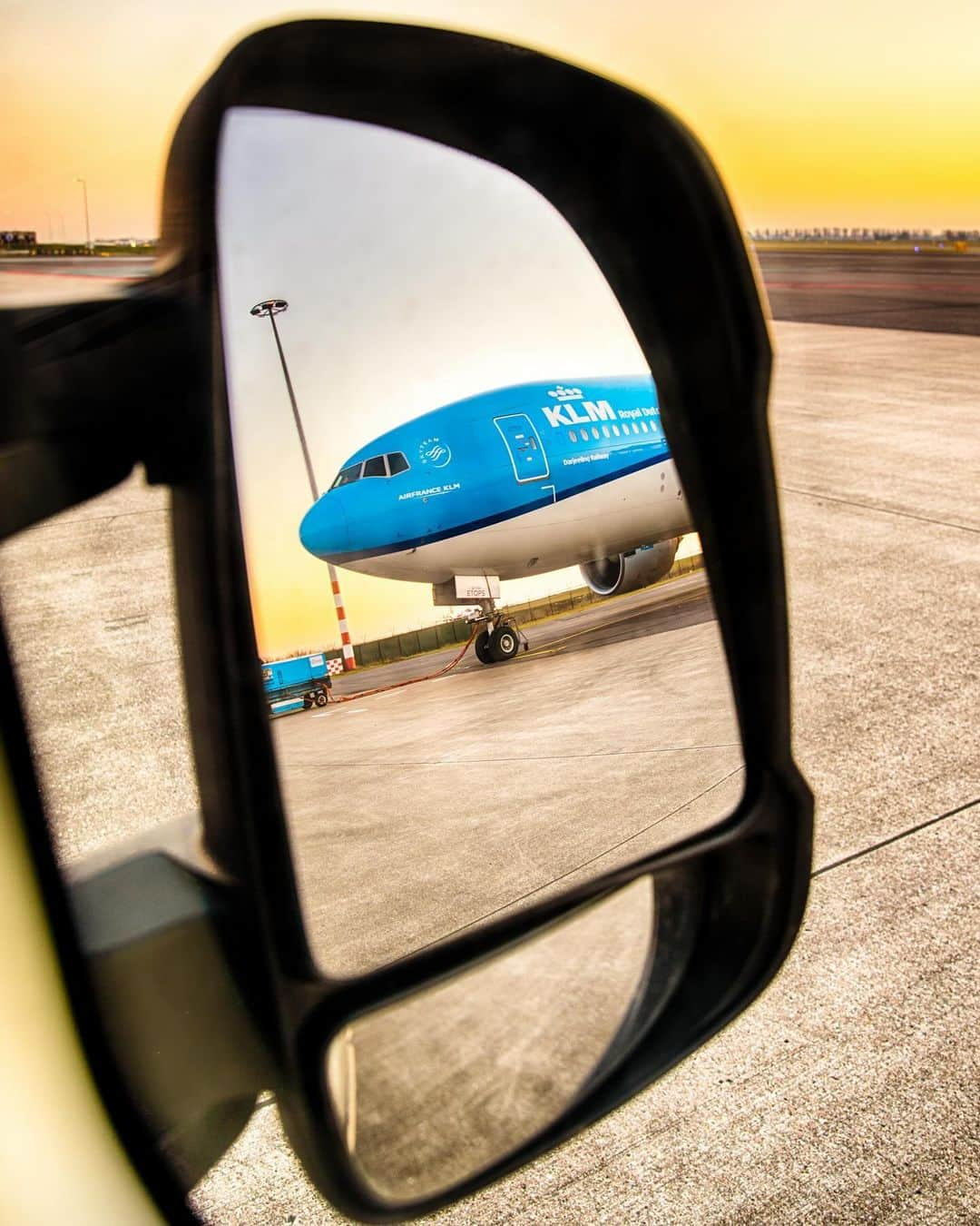 KLMオランダ航空のインスタグラム：「Sometimes adventure is closer than you think. 🌍🔍   📸: @mark_wagtendonk   #KLM #royaldutchairlines #MirrorView #Adventure #Travel #boeing777」