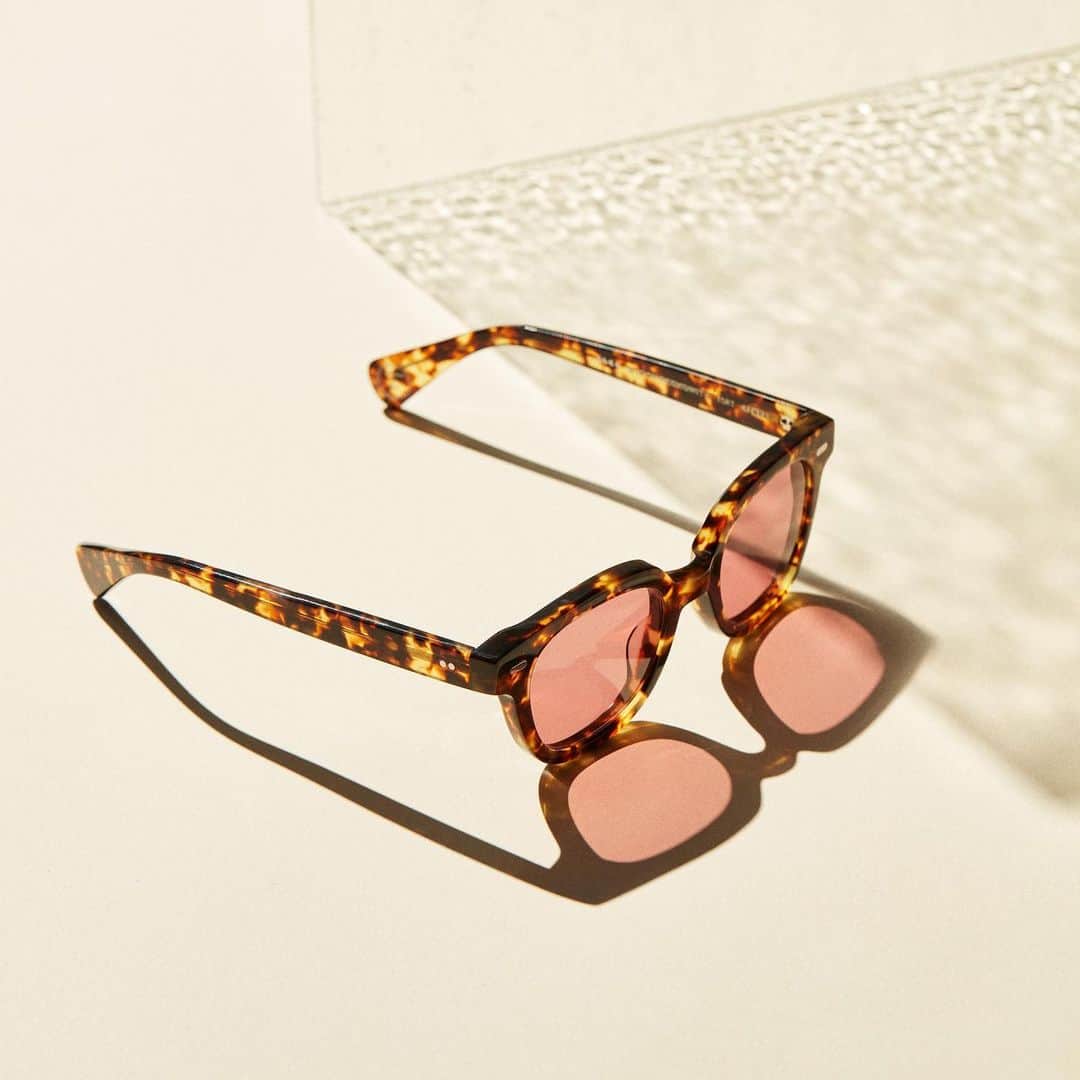 ジーエルシーオーのインスタグラム：「California Editions: GLCO x Josh Peskowitz Sun in Tortoise with Bordeaux lenses.   Josh Peskowitz is one of the most recognizable names in fashion’s inner circles. His long career in media and retail has made his perspective a sought-after commodity for designers and businesses across the fashion industry. As a long-time friend of GLCO, he continues to inspire us through his impeccable style and continued passion for education, self-expression and innovation in fashion.」