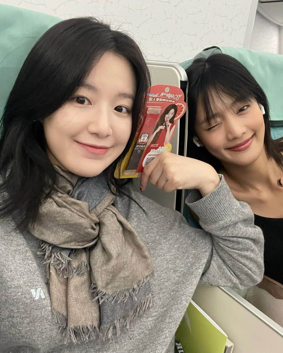 シュファさんのインスタグラム写真 - (シュファInstagram)「👩🏻‍❤️‍👩🏻✈️」11月10日 23時57分 - yeh.shaa_