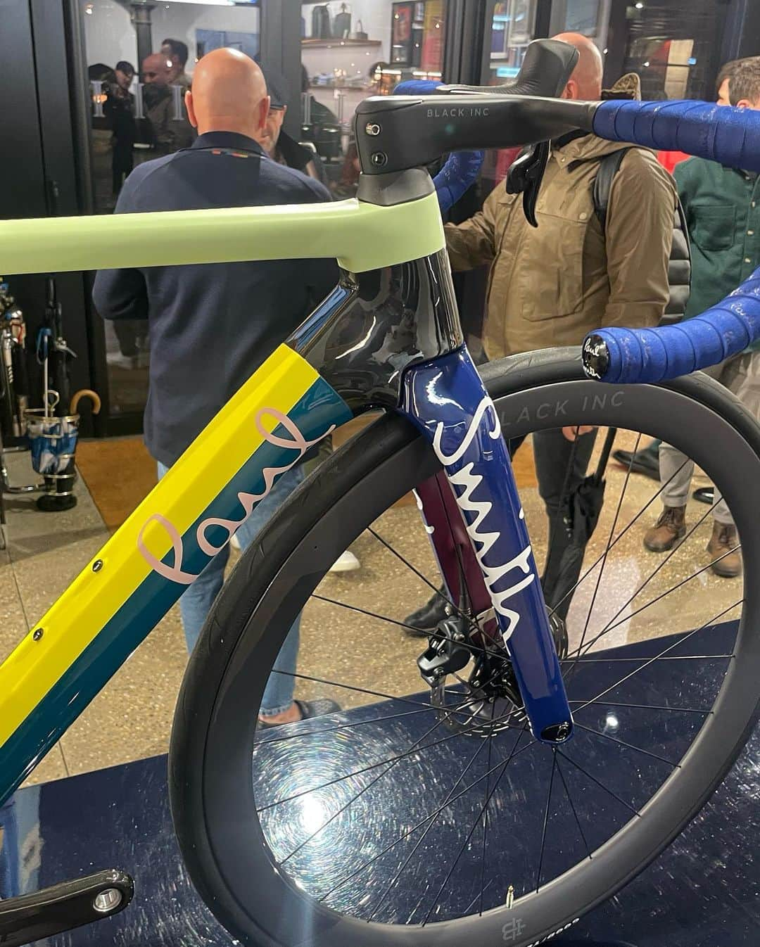 Paul Smithさんのインスタグラム写真 - (Paul SmithInstagram)「I first got into cycling when I was just 12 years old and have loved it ever since. So you can imagine my delight when the brilliant team at @factorbikes approached me to collaborate on a limited edition bike.   Factor is a company whose technological approach is really impressive, and so it’s with great pleasure that I’ve customised their OSTRO VAM bike. We added lots of special Paul Smith touches - bold colours, Signature Stripes and more. I hope you like it. 🚴‍♂️」11月12日 21時00分 - paulsmith